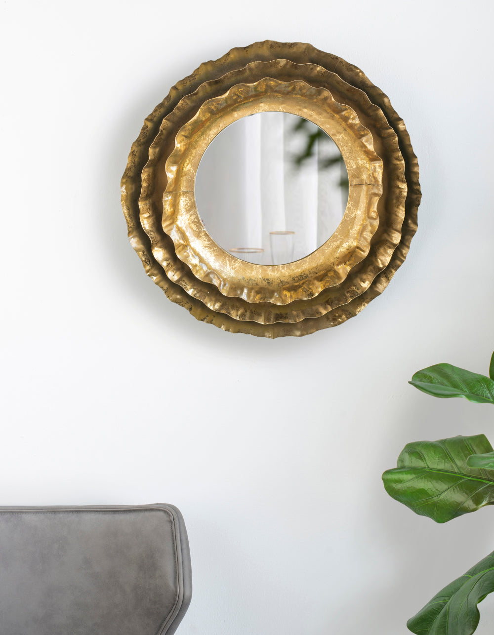 16" Round Wall Mirror with Vintage Style