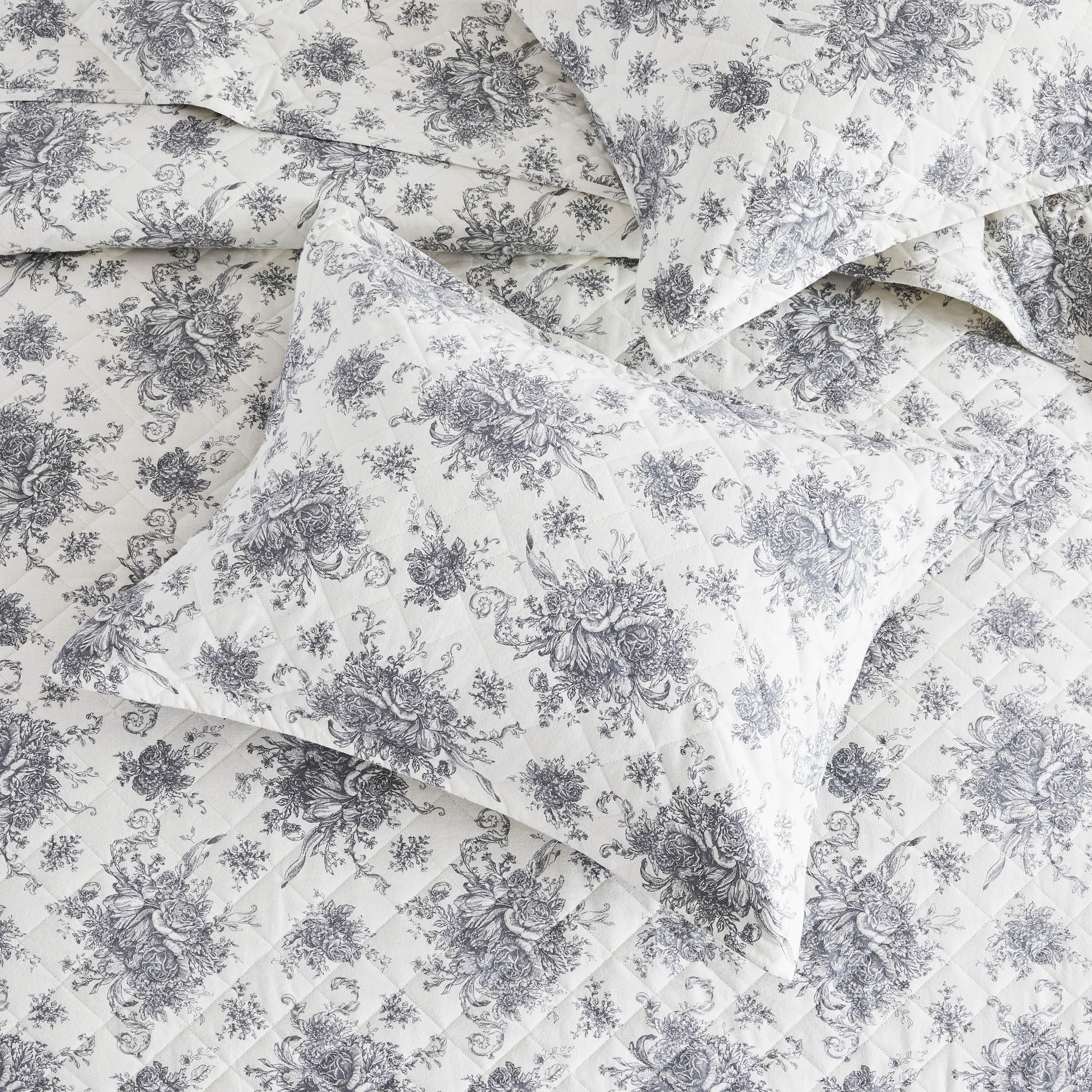 Petit Toile Cotton Flannel Quilt Set