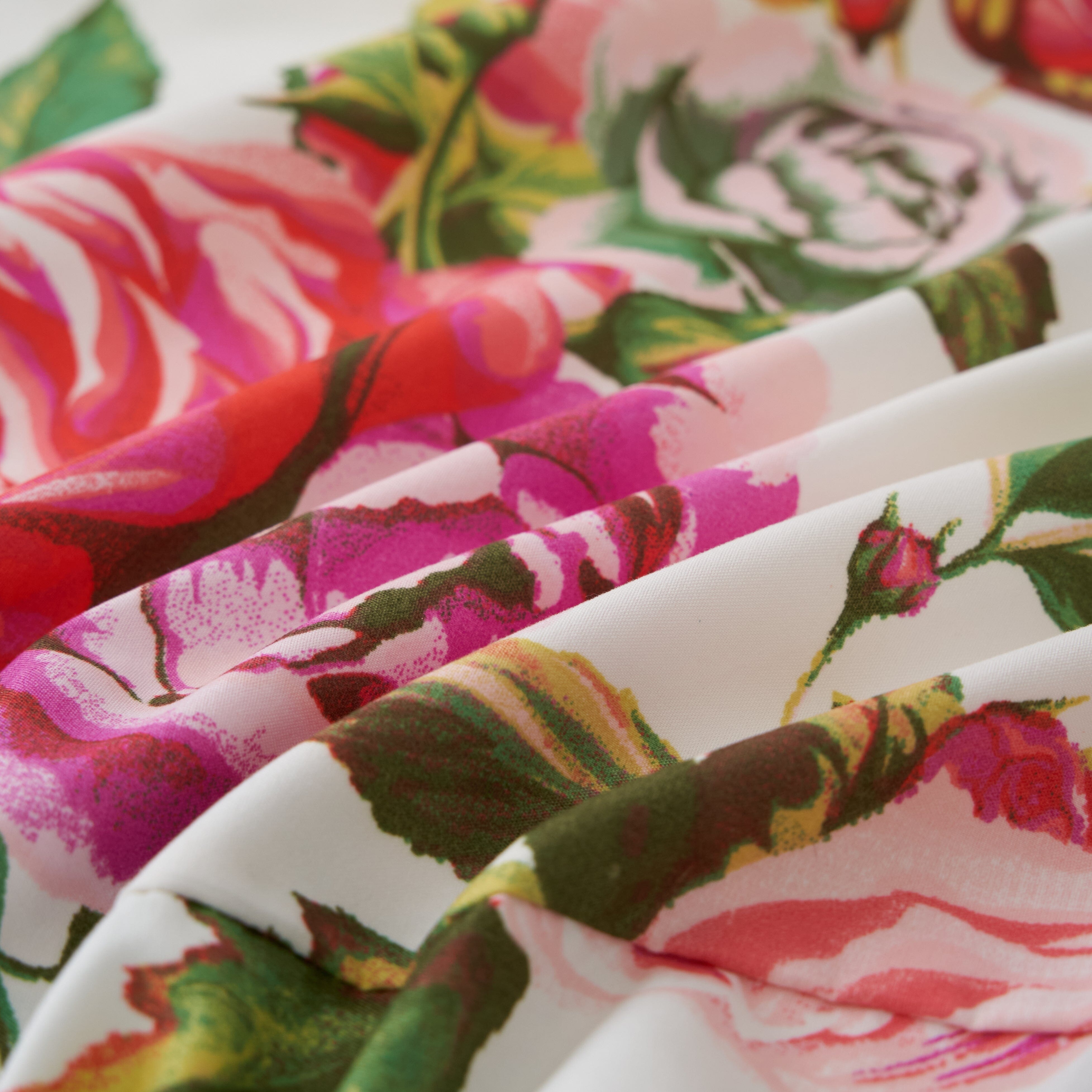 DaDa Bedding Romantic Roses Floral Bed Skirt - Matching Pink & White Ruffled Dust Ruffle for Quilted Coverlet Set - Lightweight & Breathable Polyester Bedskirt