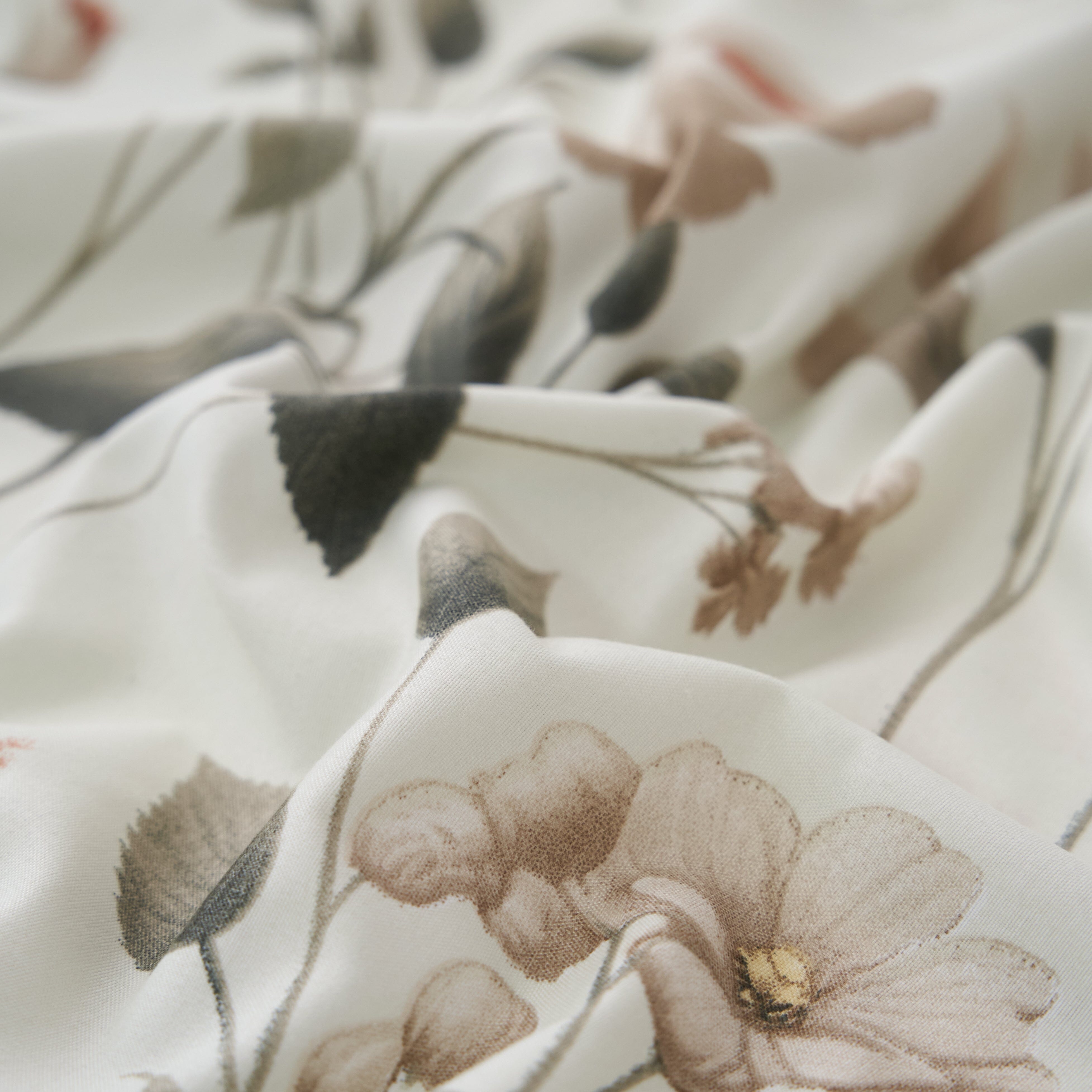 DaDalogy Enchanted Meadow Floral Microfiber Sheet Set