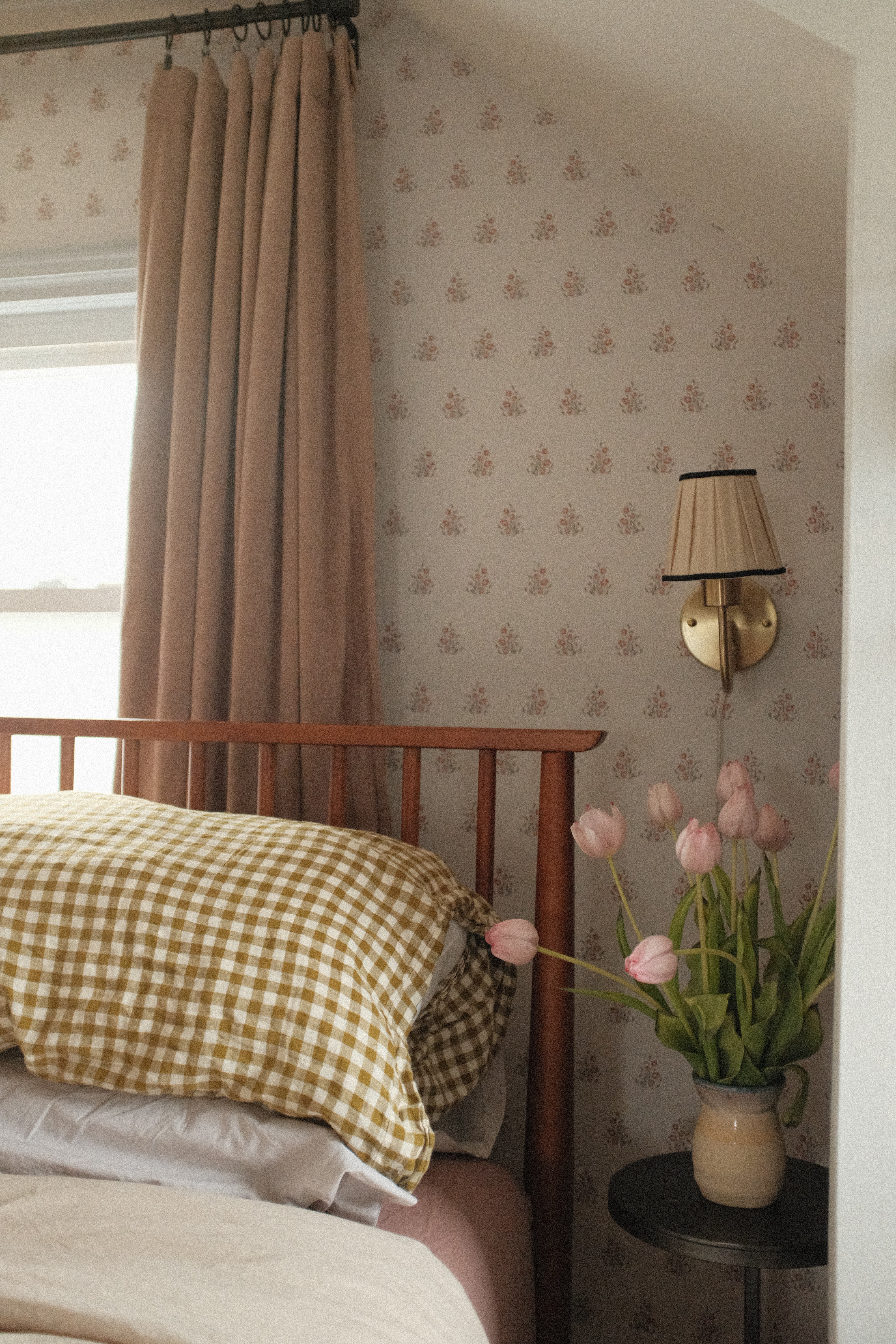 Laura Wallpaper by Lisee Ree