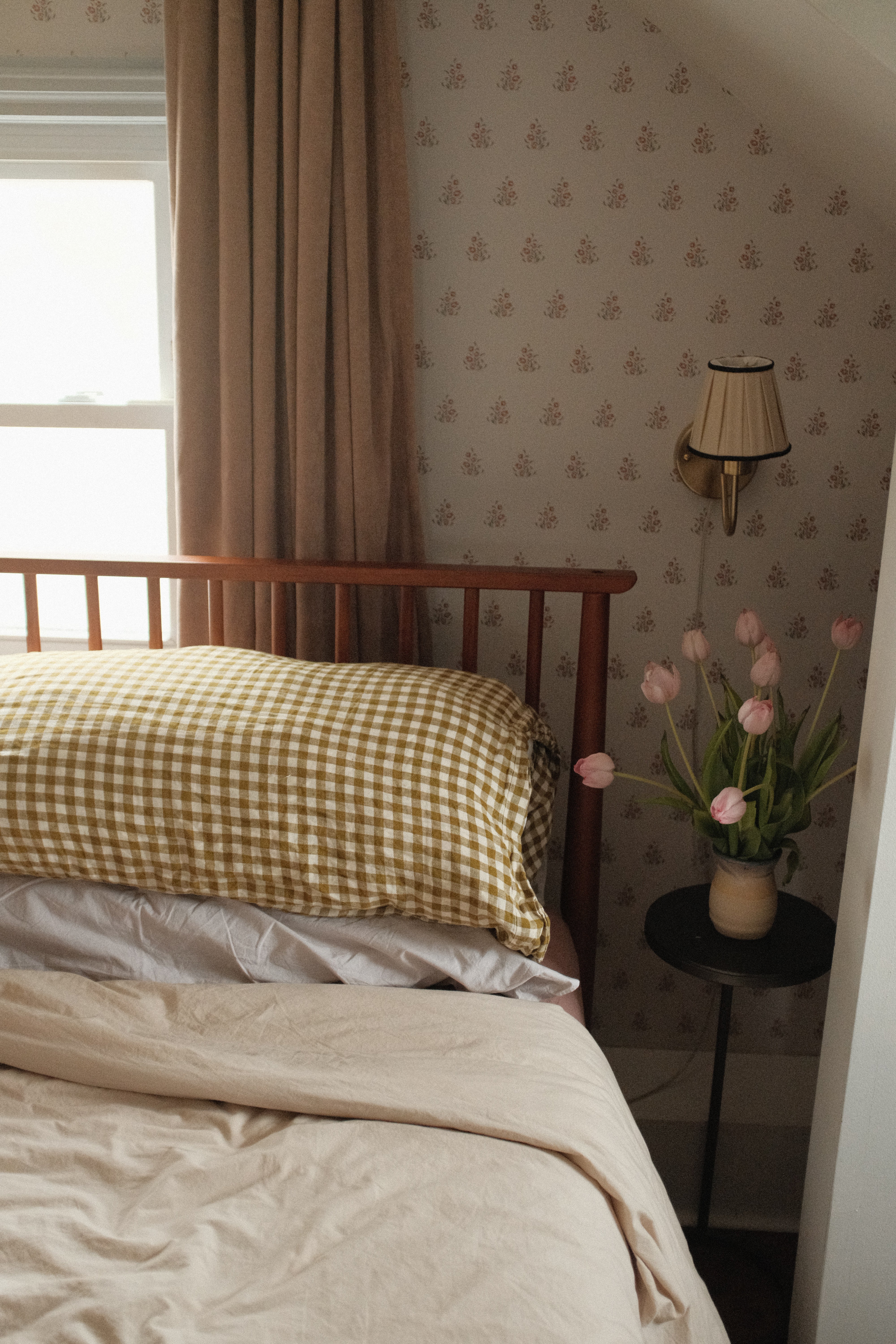 Laura Wallpaper by Lisee Ree