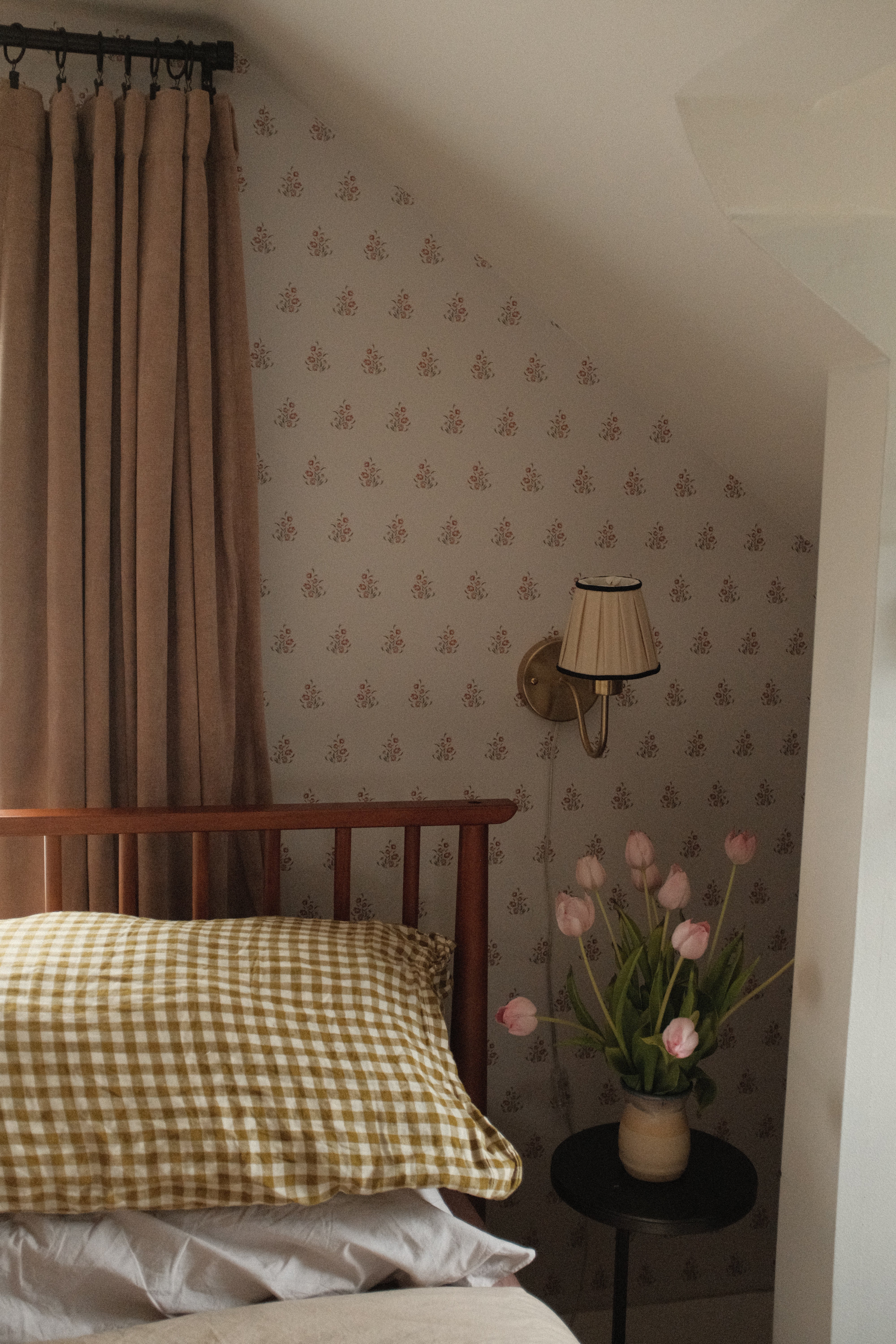 Laura Wallpaper by Lisee Ree