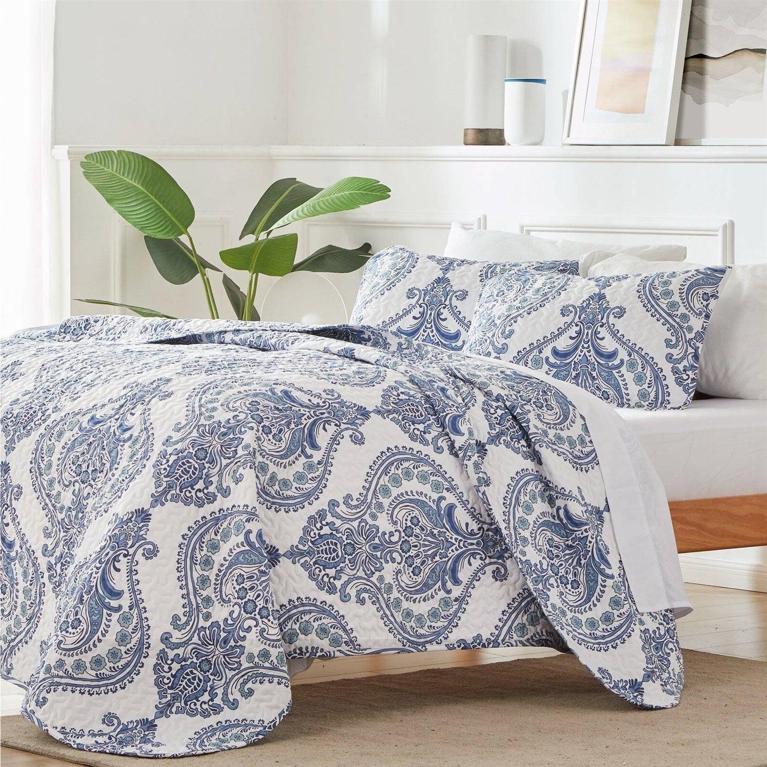 Full/Queen Size Soft Microfiber Reversible Blue/White Baroque Design Quilt Set - PRHOMZ