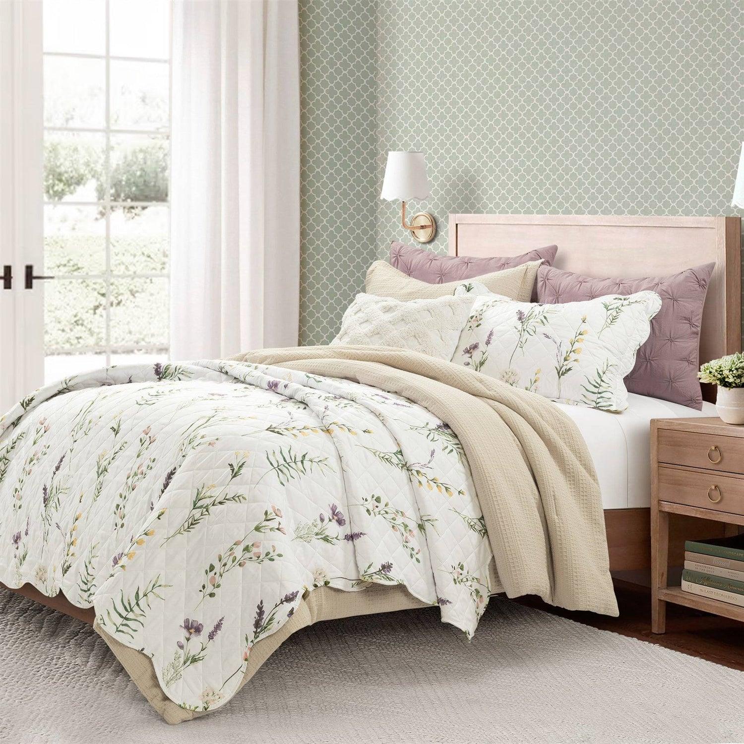 Full/Queen Scallop Edge Floral Lightweight 3 Piece Quilt Set - PRHOMZ