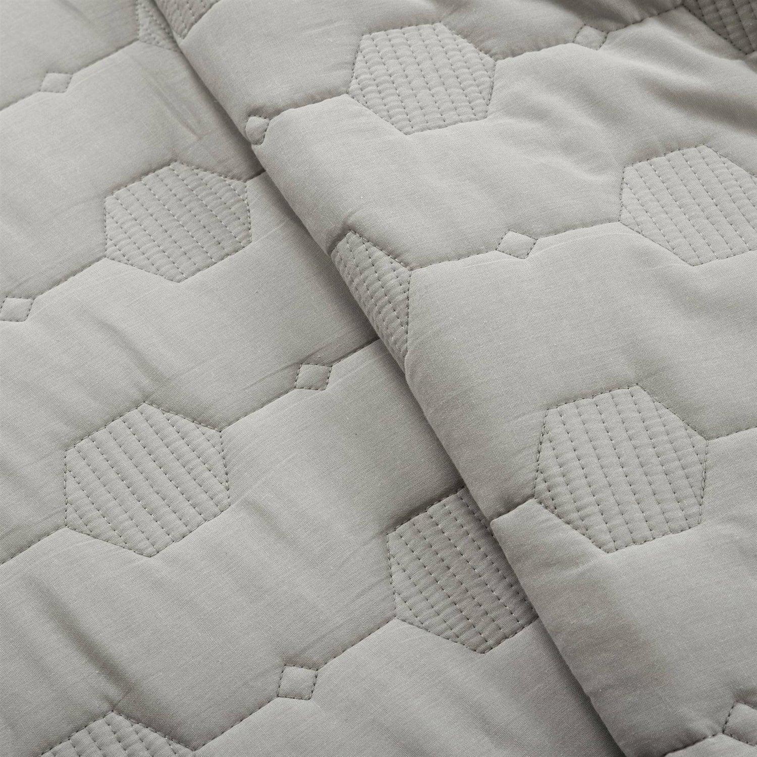 Full/Queen Hexagonal Pattern Lightweight Grey Textured Cotton 3 Piece Quilt Set - PRHOMZ