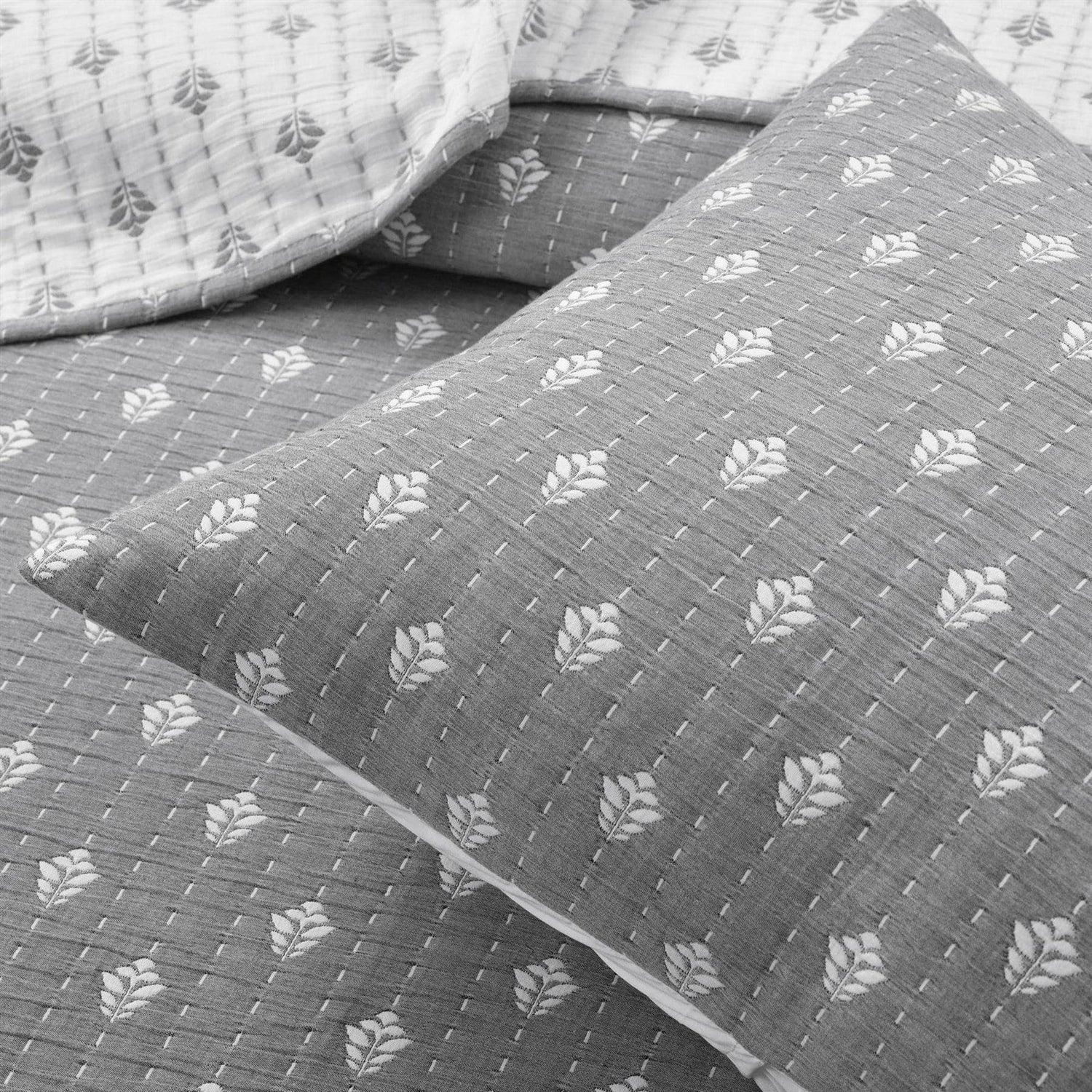 King size 3-Piece Reversible Cotton Yarn Woven Quilt Set in Grey and White - PRHOMZ