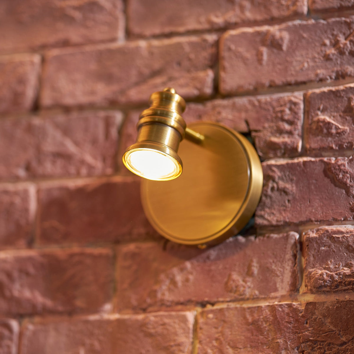 Vantage Series | Brass Linear Spotlight Bar with MR16 LED Heads for Vanity Lighting