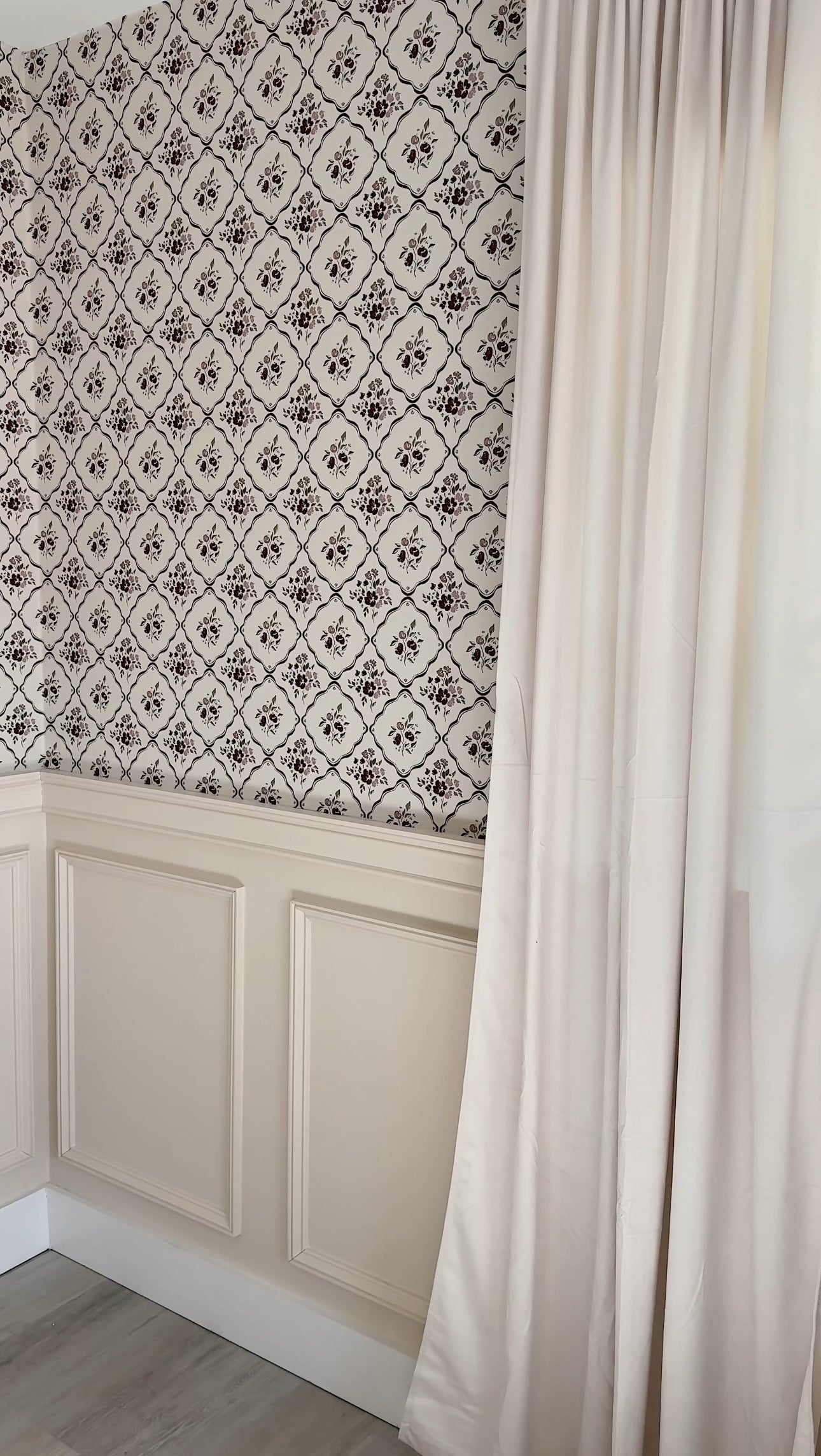 Nina Wallpaper by Ali Anni