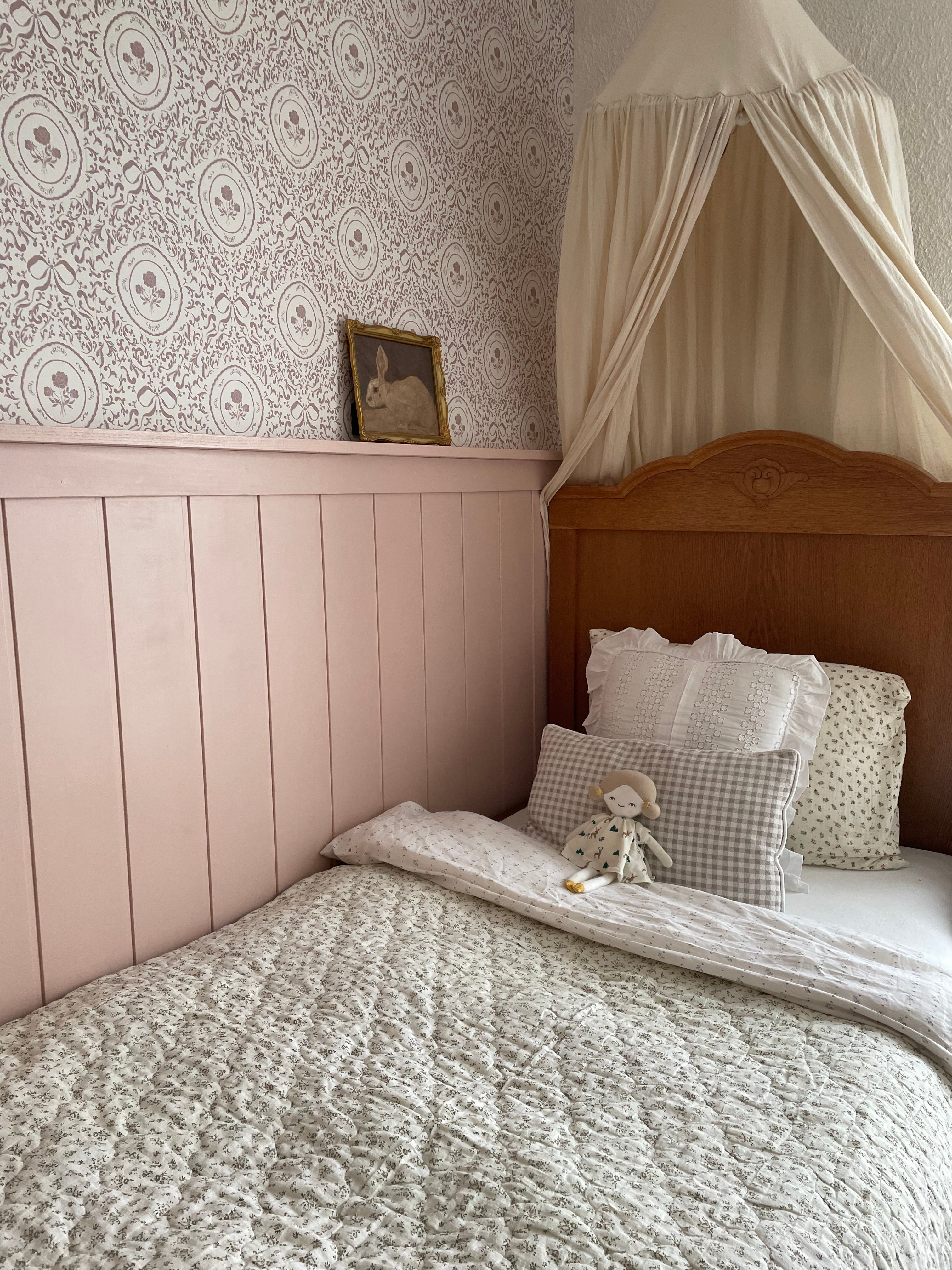 Louise Wallpaper by Ali Anni