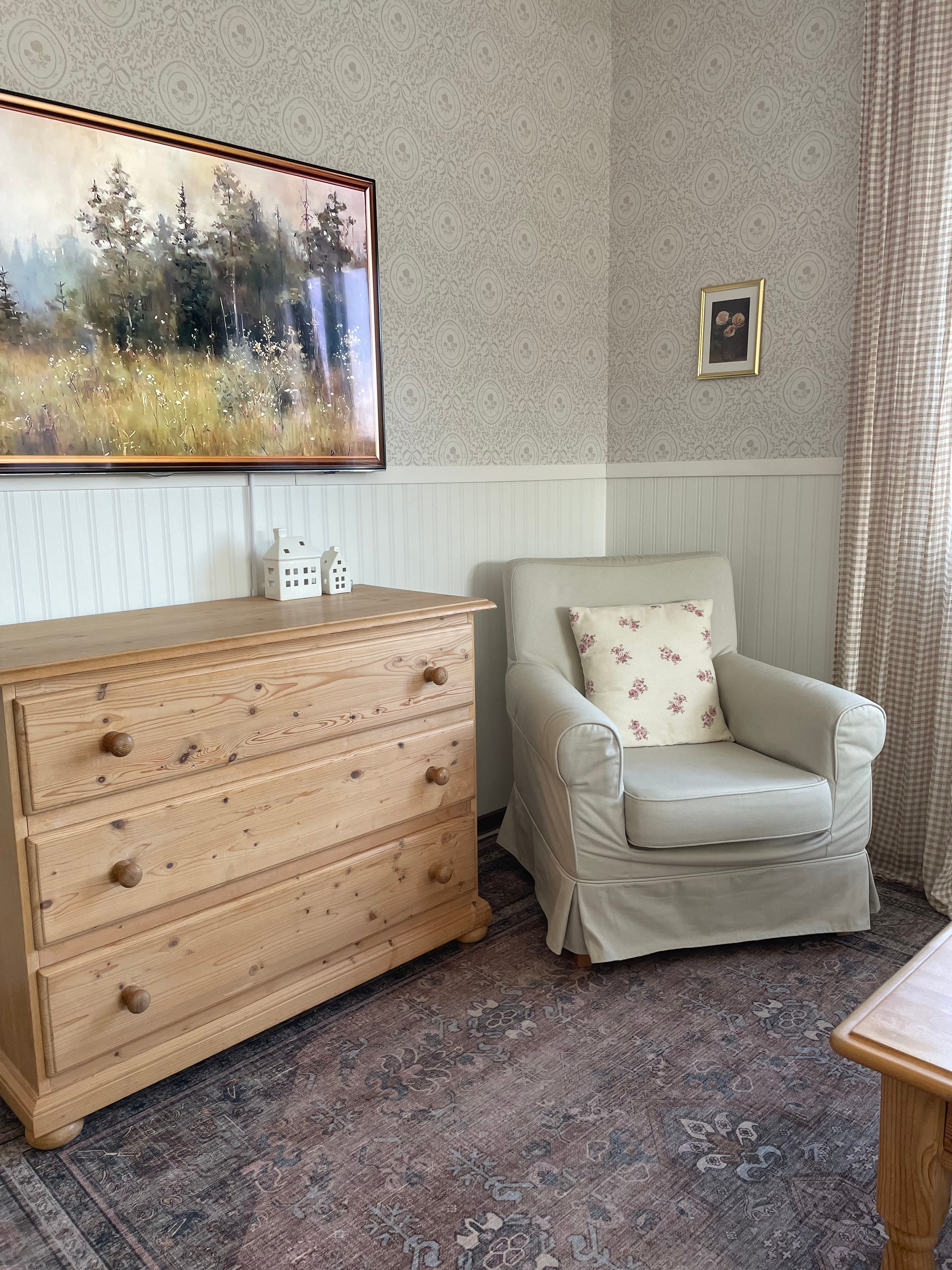 Louise Wallpaper by Ali Anni