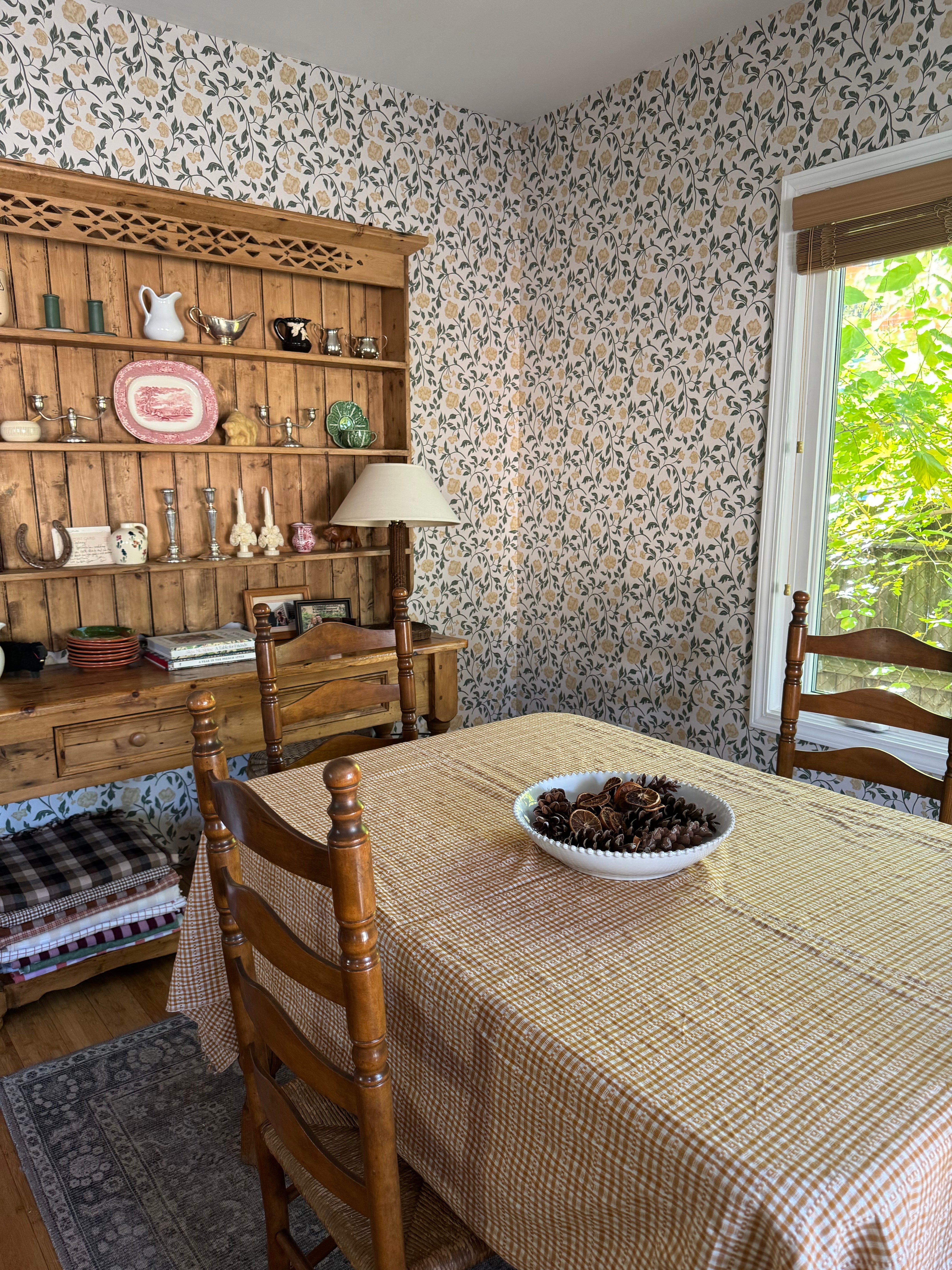 Lillian Wallpaper by Ali Anni