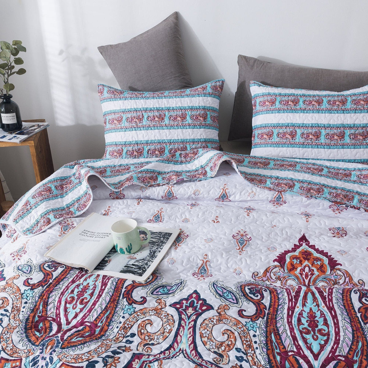 DaDa Bedding White Blue Floral Paisley Quilt Set