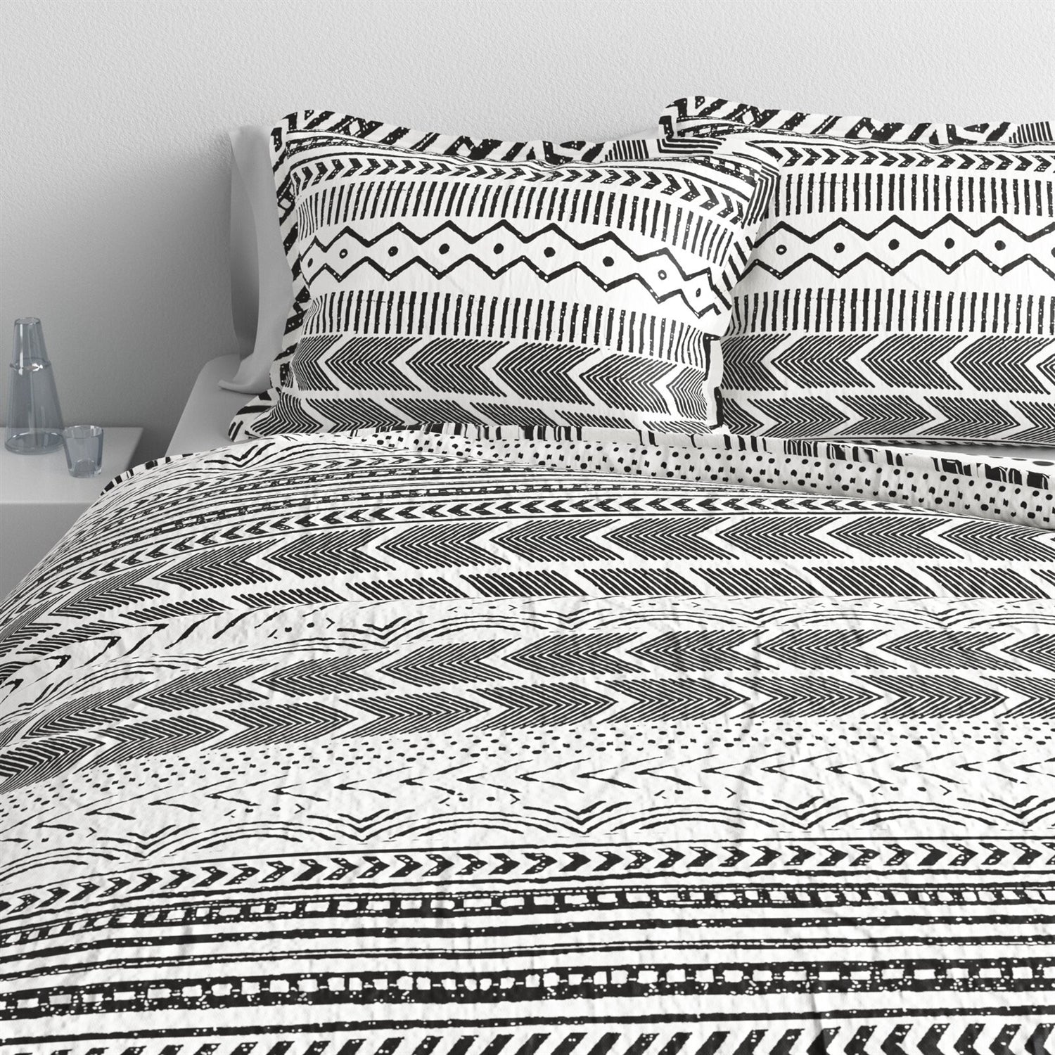 3 Piece Scandinavian Black White Reversible Cotton Set in King-1