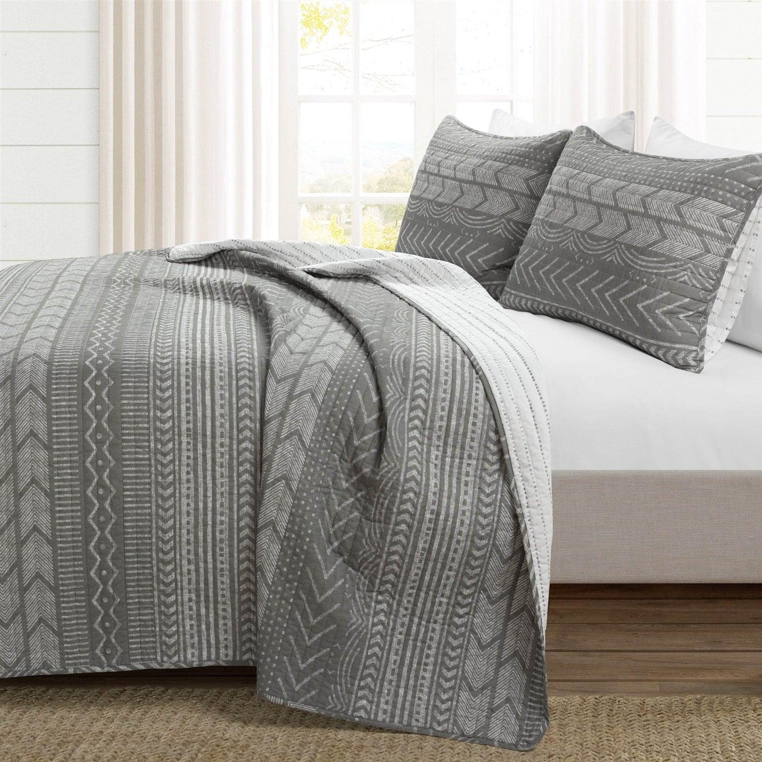 King Size Scandinavian Dark Grey Chevron Stripe Reversible Cotton Quilt Set - PRHOMZ