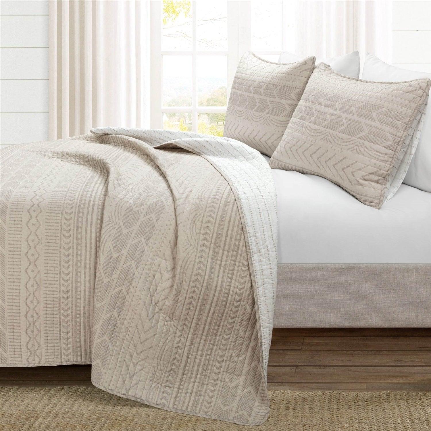 King Scandinavian Chevron Beige Tan White Reversible Cotton Quilt Set - PRHOMZ