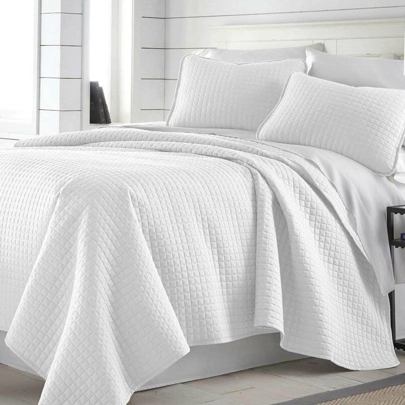 King/Cal King Lightweight White Ultra Soft 3-Piece Microfiber Quilt Set-1