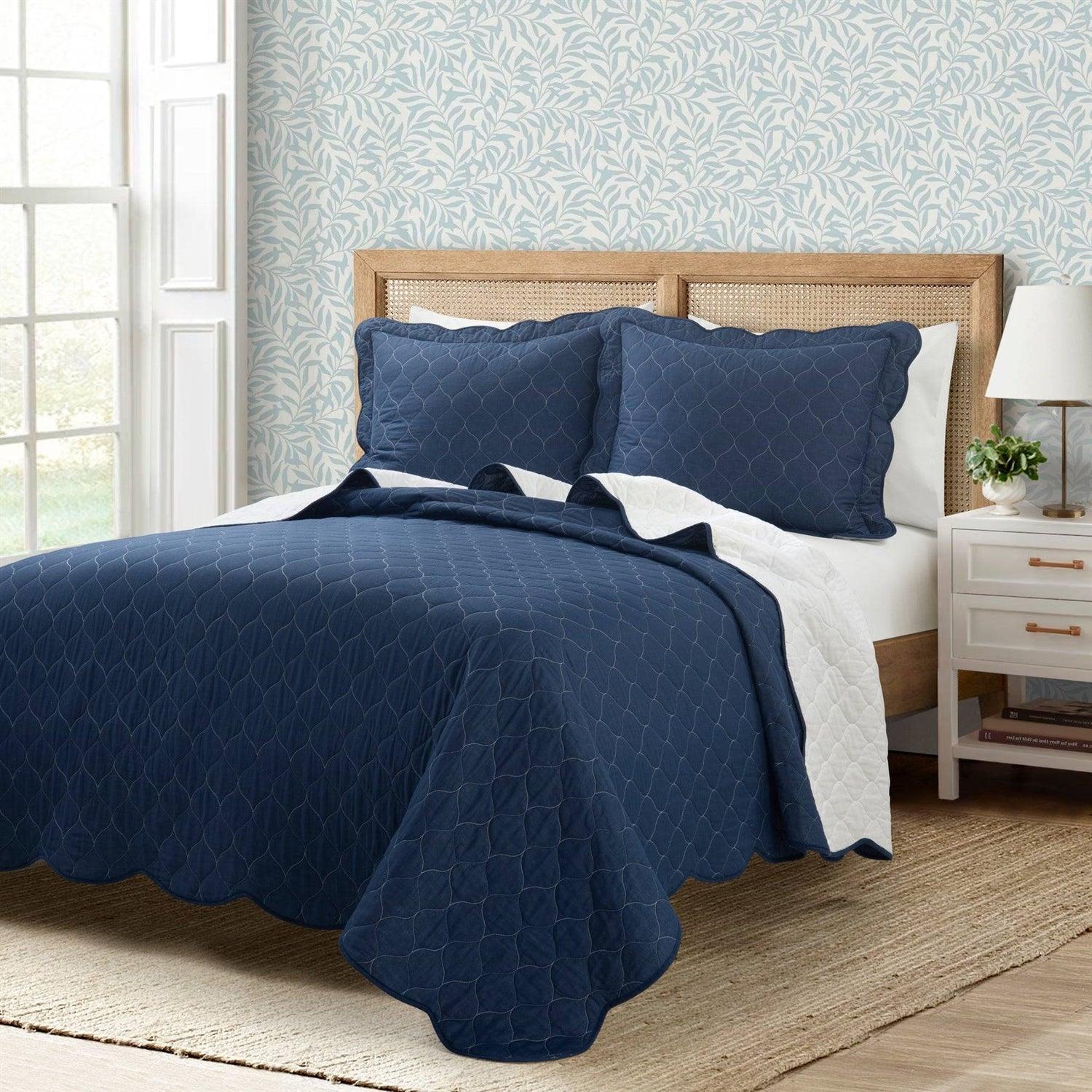 Full/Queen White Navy Scalloped Edge Reversible Thin Light Quilt Set - PRHOMZ