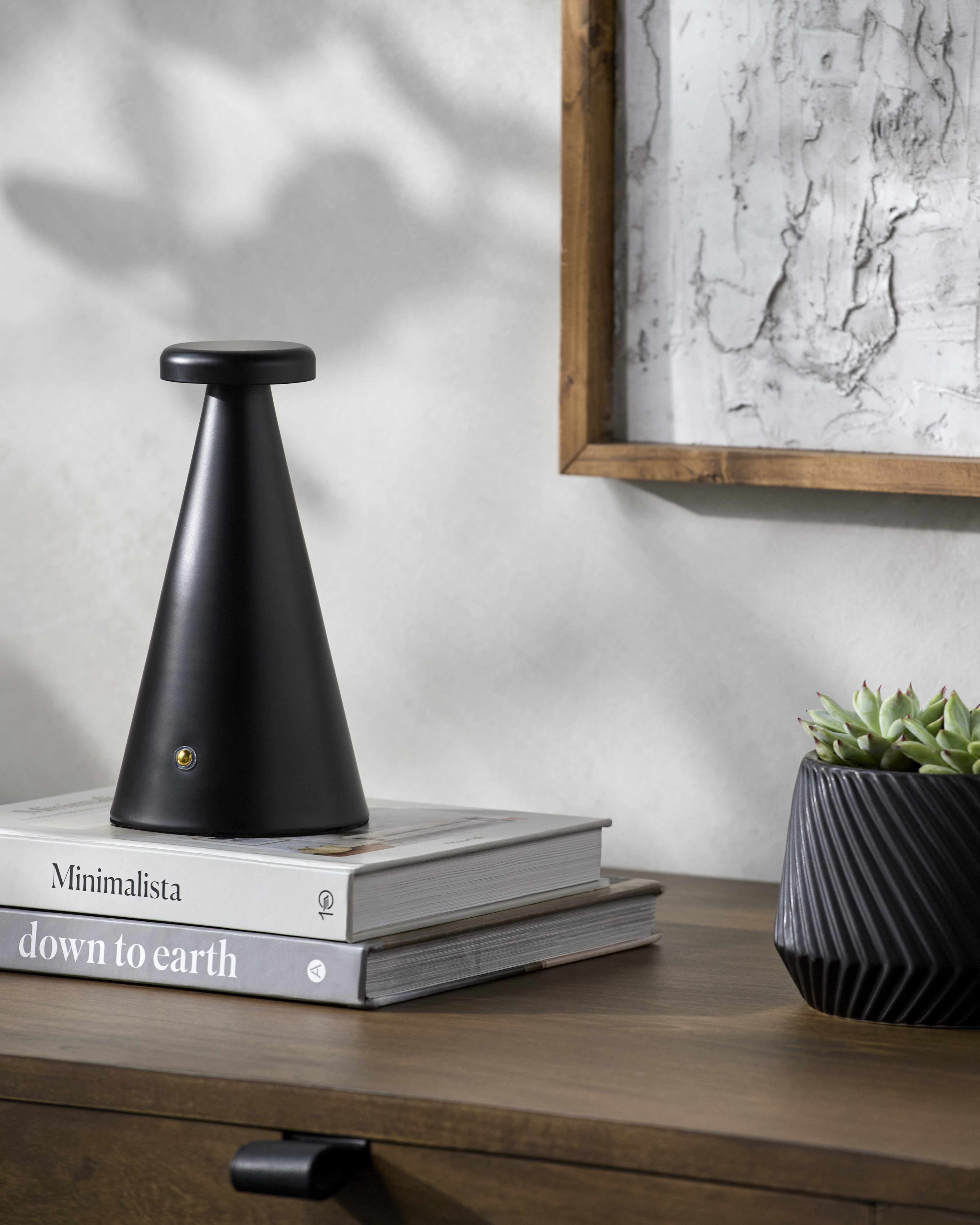 Nasiriyah Black Table Lamp-1