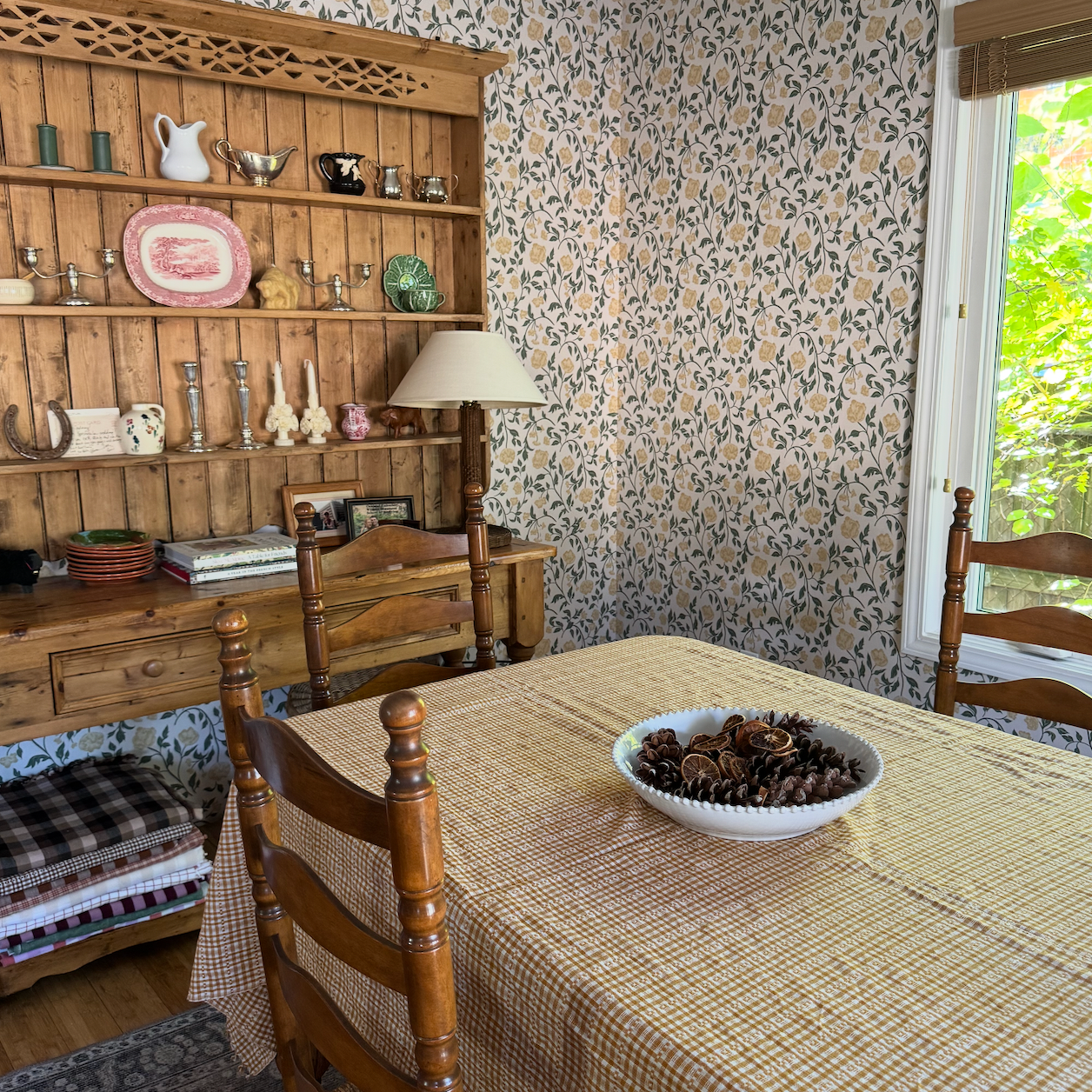 Lillian Wallpaper by Ali Anni