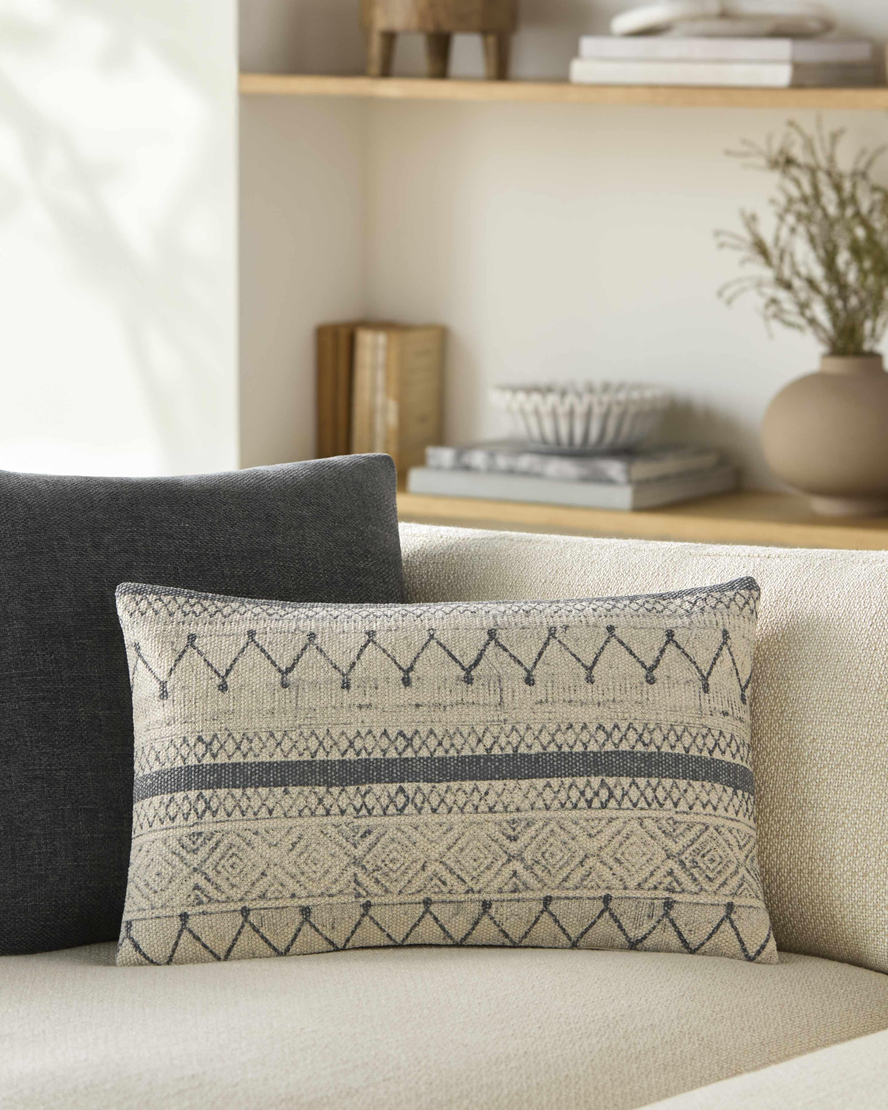 Tariji Monochrome Patterned Throw Pillow - PRHOMZ