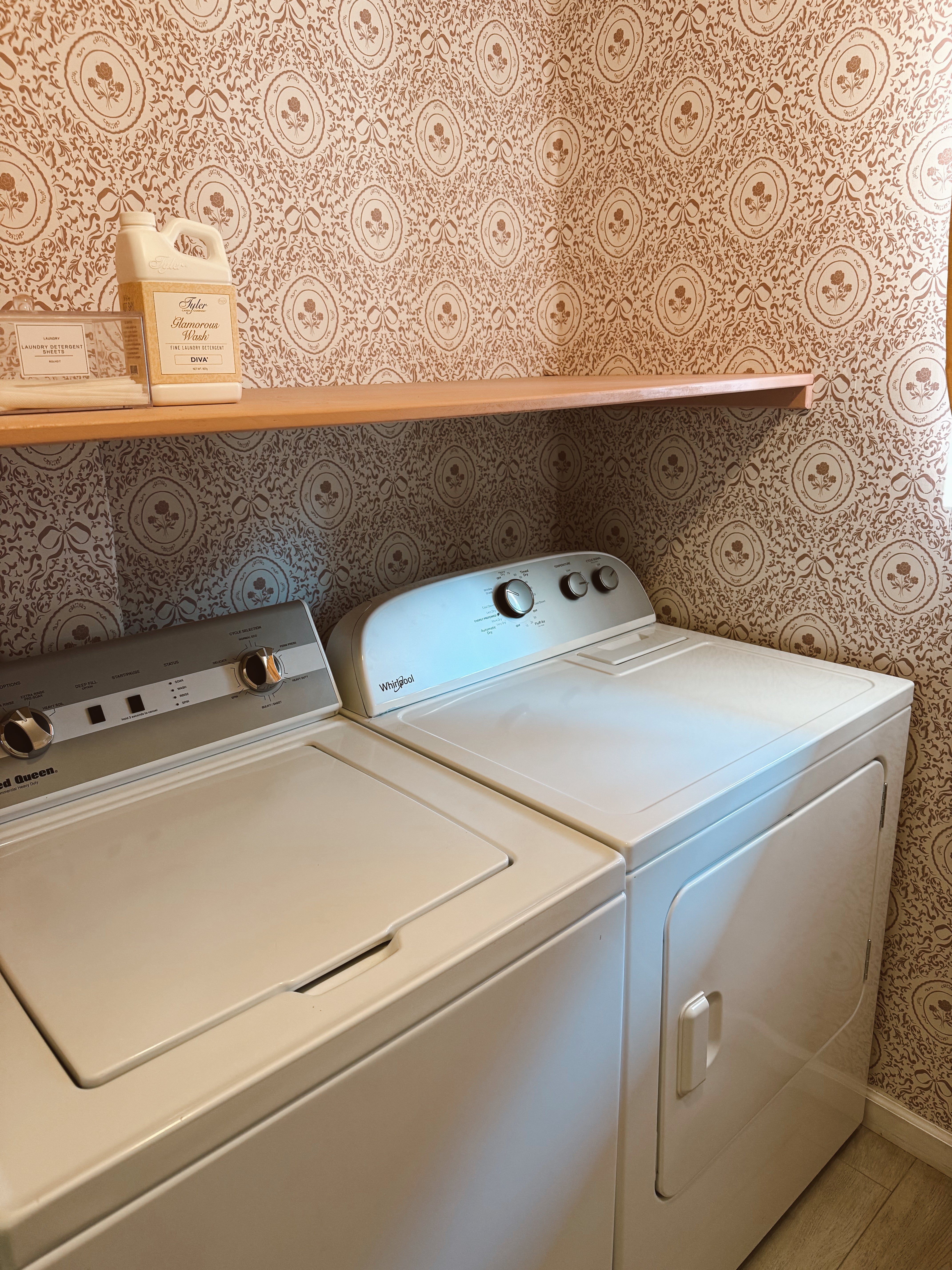 Louise Wallpaper by Ali Anni