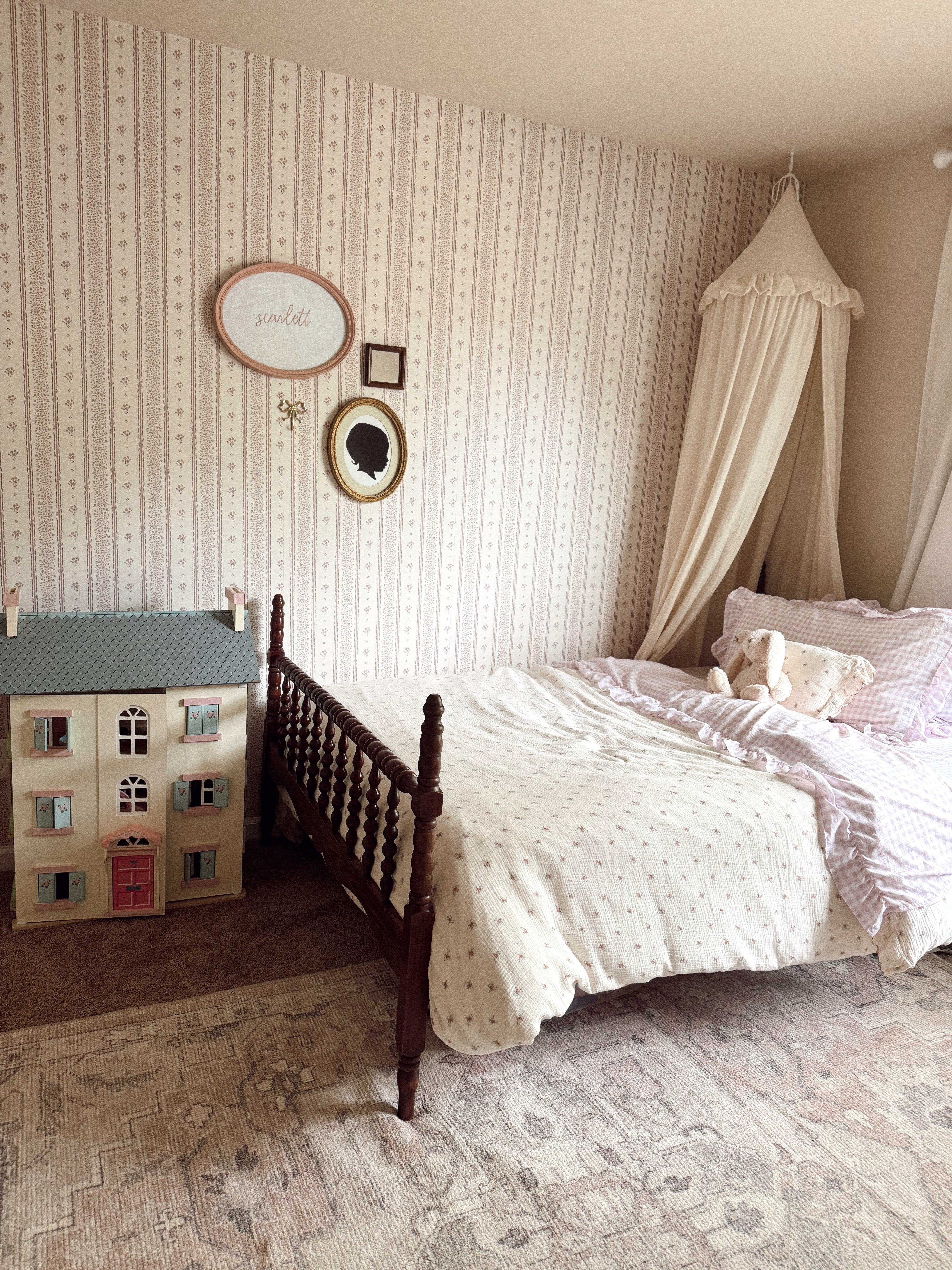 Lyla Wallpaper by Ali Anni