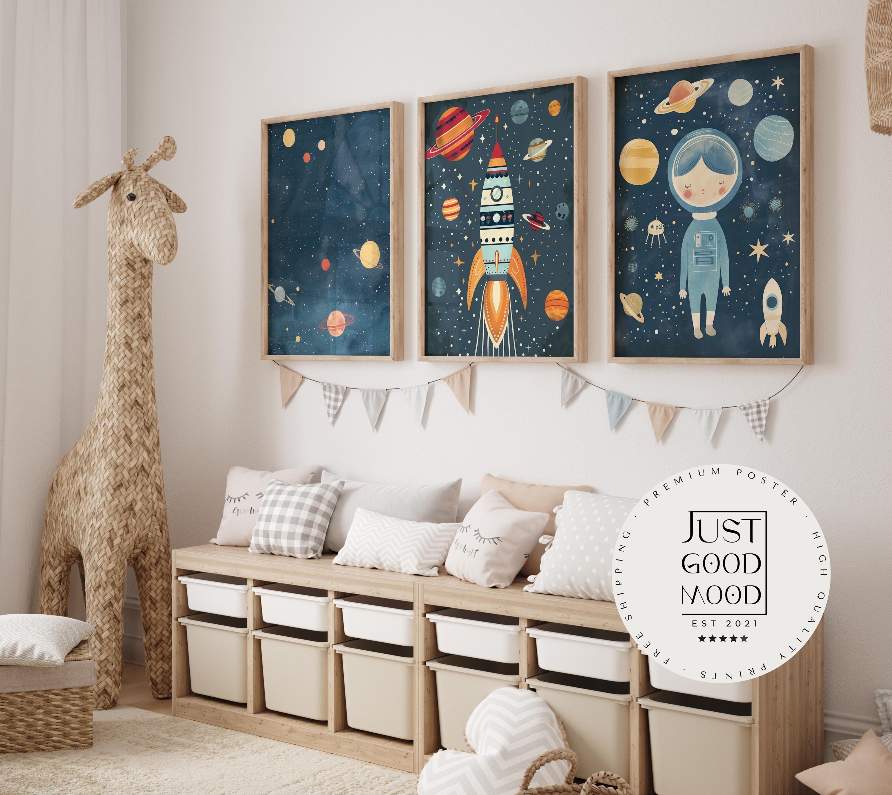 Astronaut Poster Kinderzimmer · Geschenkidee für Kinder · Kinderzimmer Deko · Weltraum Rakete & Planeten · Deko Print ohne Rahmen-0