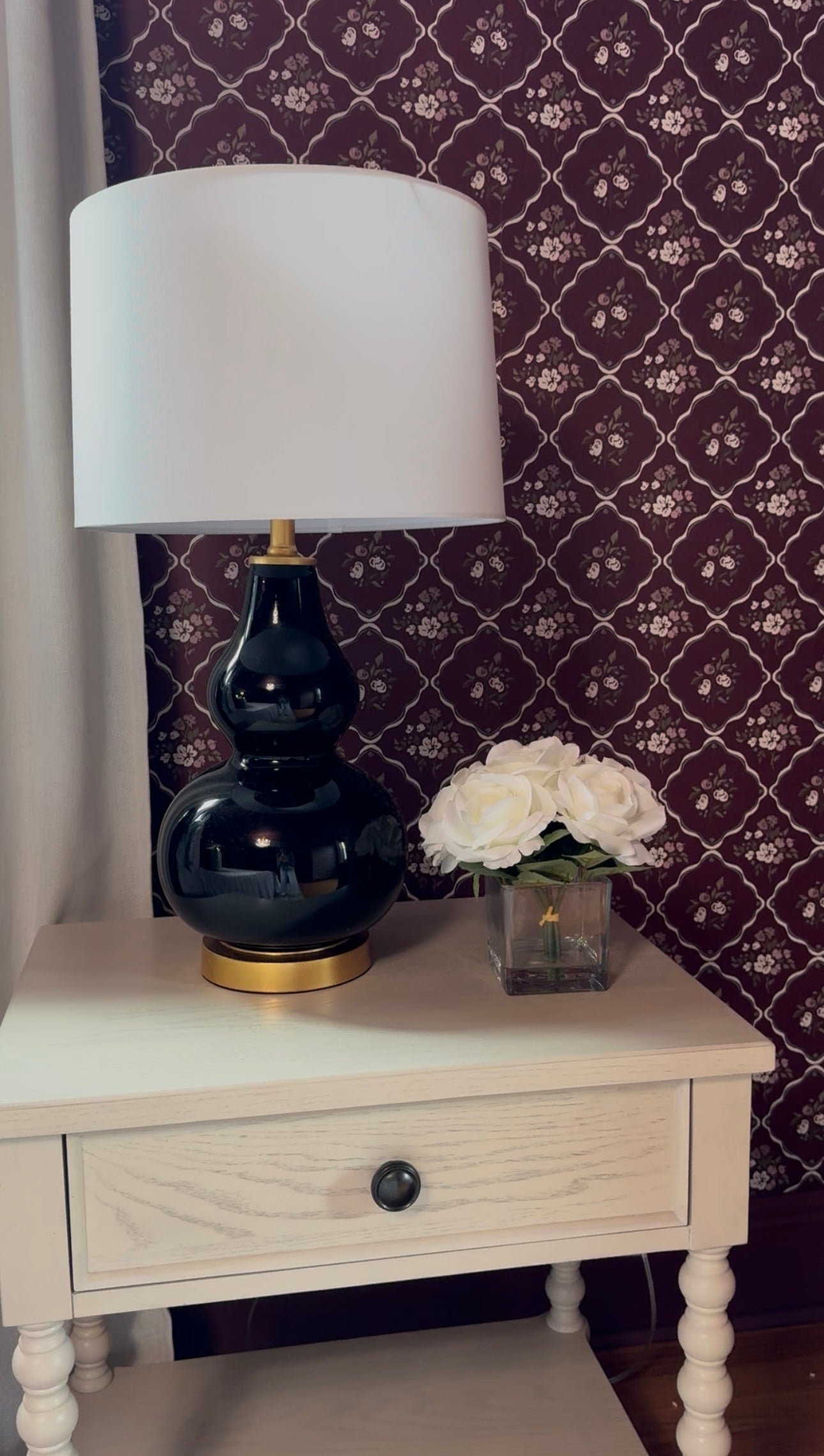 Nina Wallpaper by Ali Anni