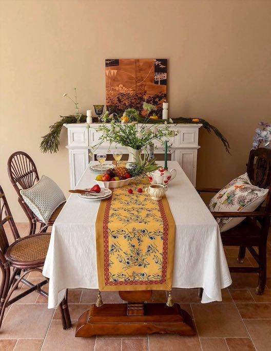 Italian Floral Decorative Table Runner for Elegant Table Setting - PRHOMZ