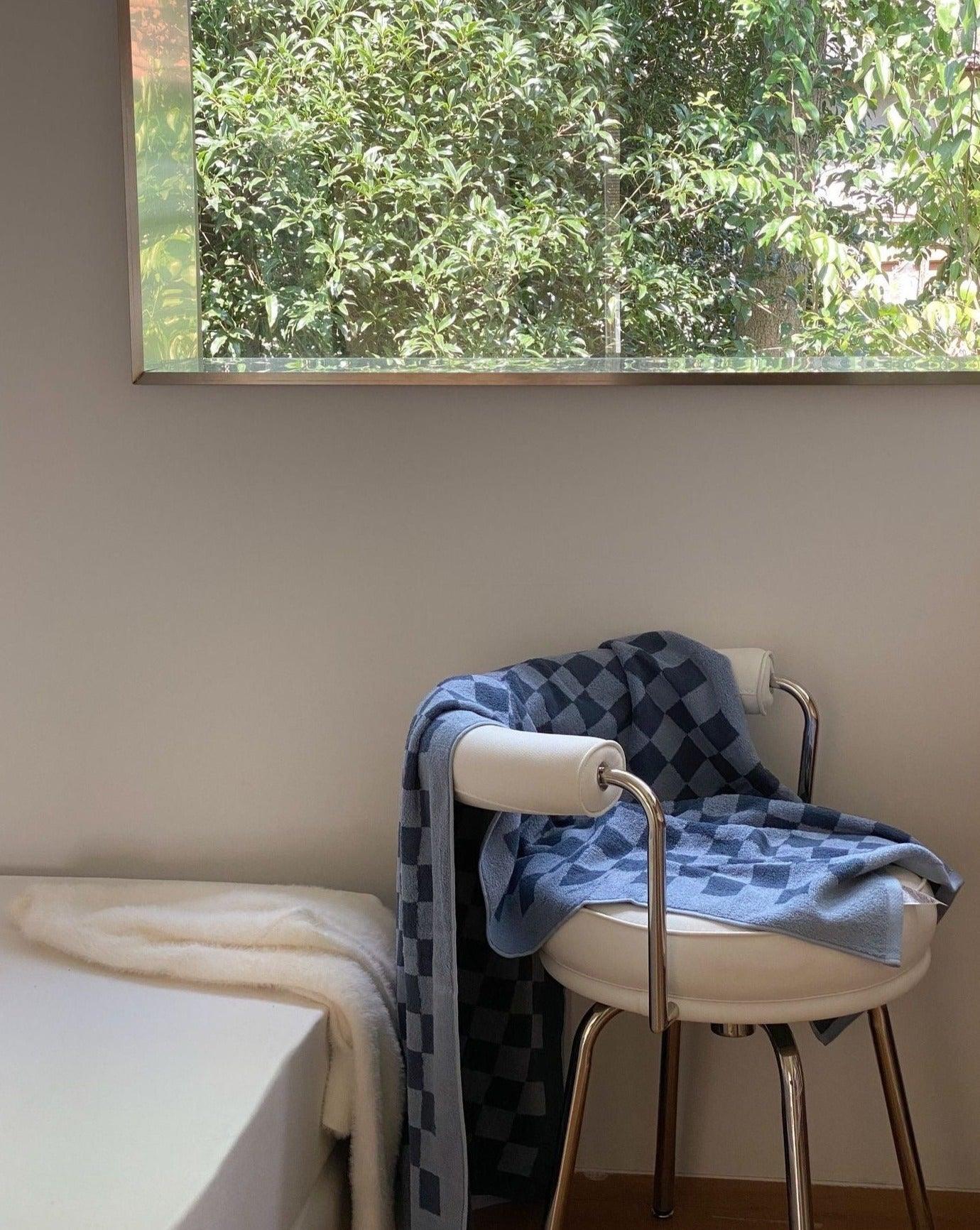 Premium Checkered Bath Towel - Long-Staple Cotton for Ultimate Softness and Absorbency - PRHOMZ