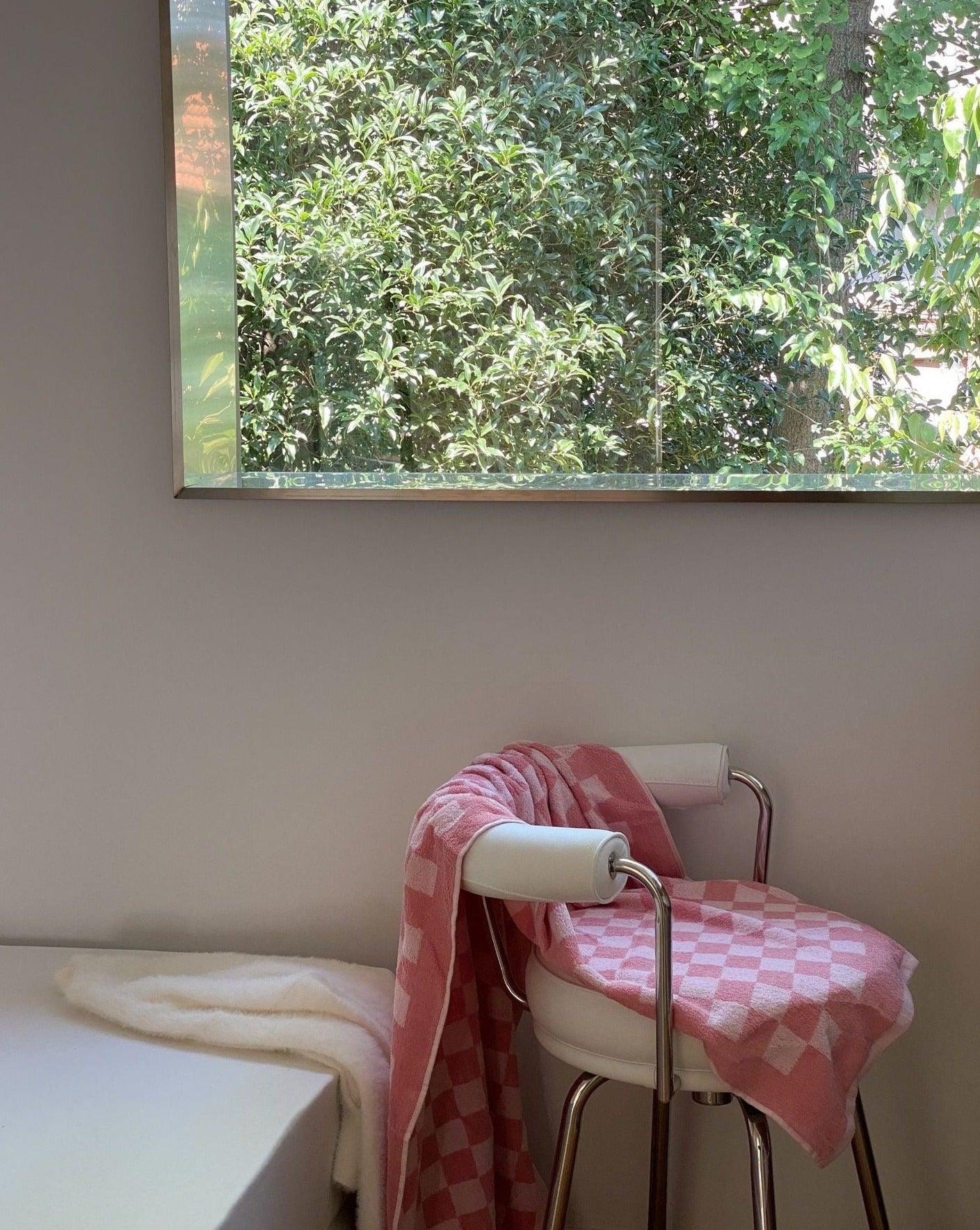 Premium Checkered Bath Towel - Long-Staple Cotton for Ultimate Softness and Absorbency - PRHOMZ