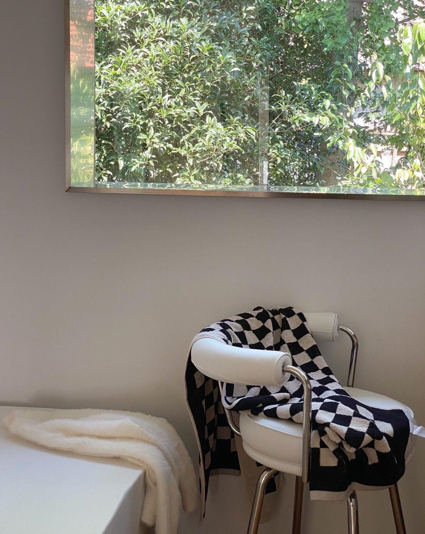 Premium Checkered Bath Towel - Long-Staple Cotton for Ultimate Softness and Absorbency - PRHOMZ