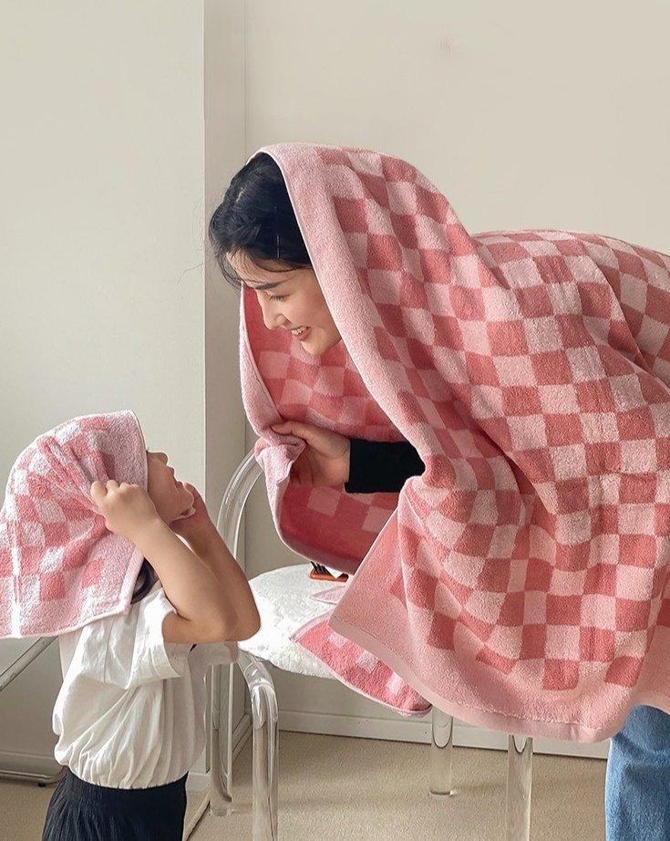 Premium Checkered Bath Towel - Long-Staple Cotton for Ultimate Softness and Absorbency - PRHOMZ