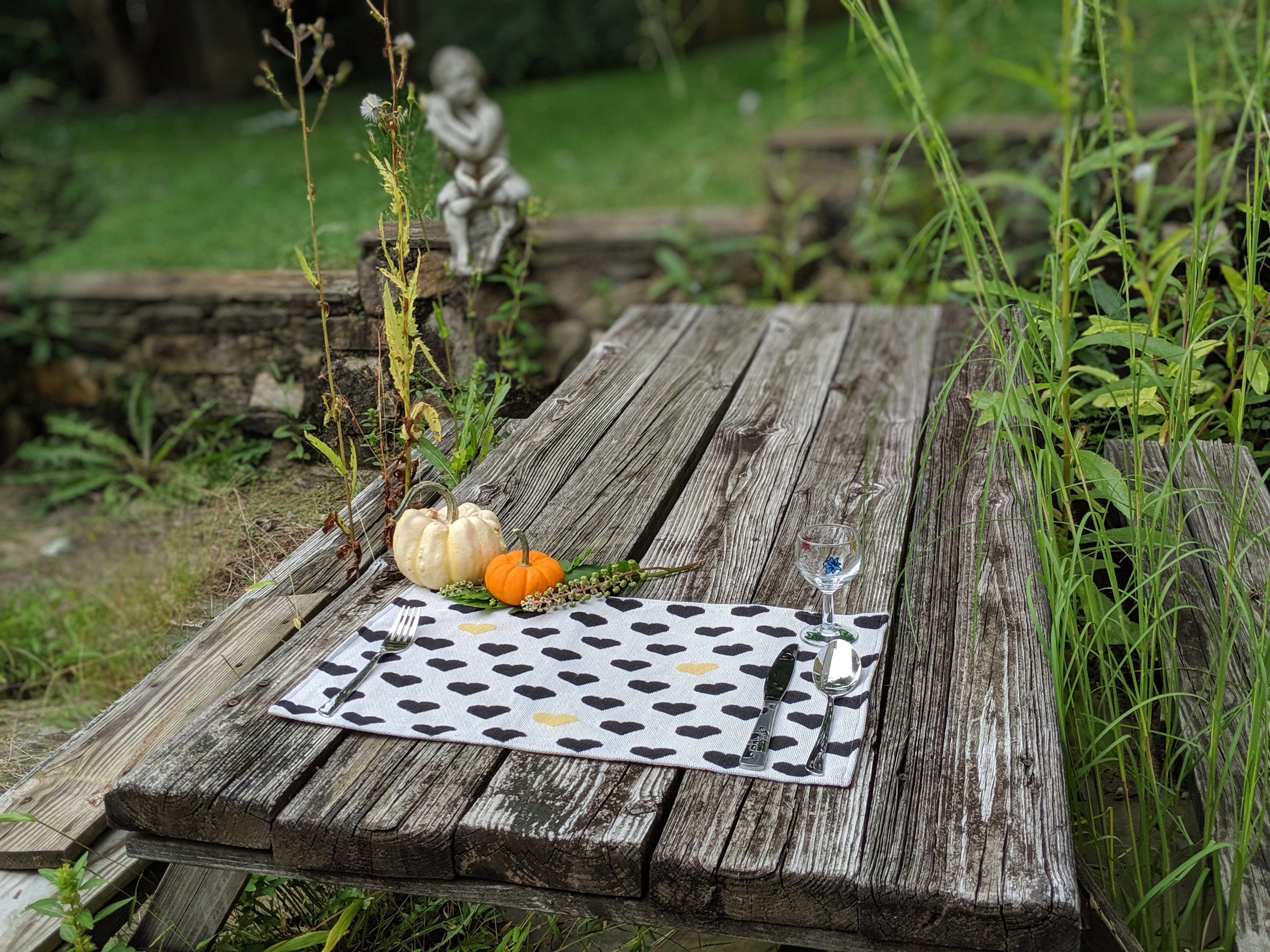 DaDa Bedding Set of 4-Pieces Lovely Yellow & Black Hearts Tapestry Dining Table Placemats 13” x 19” (18113)