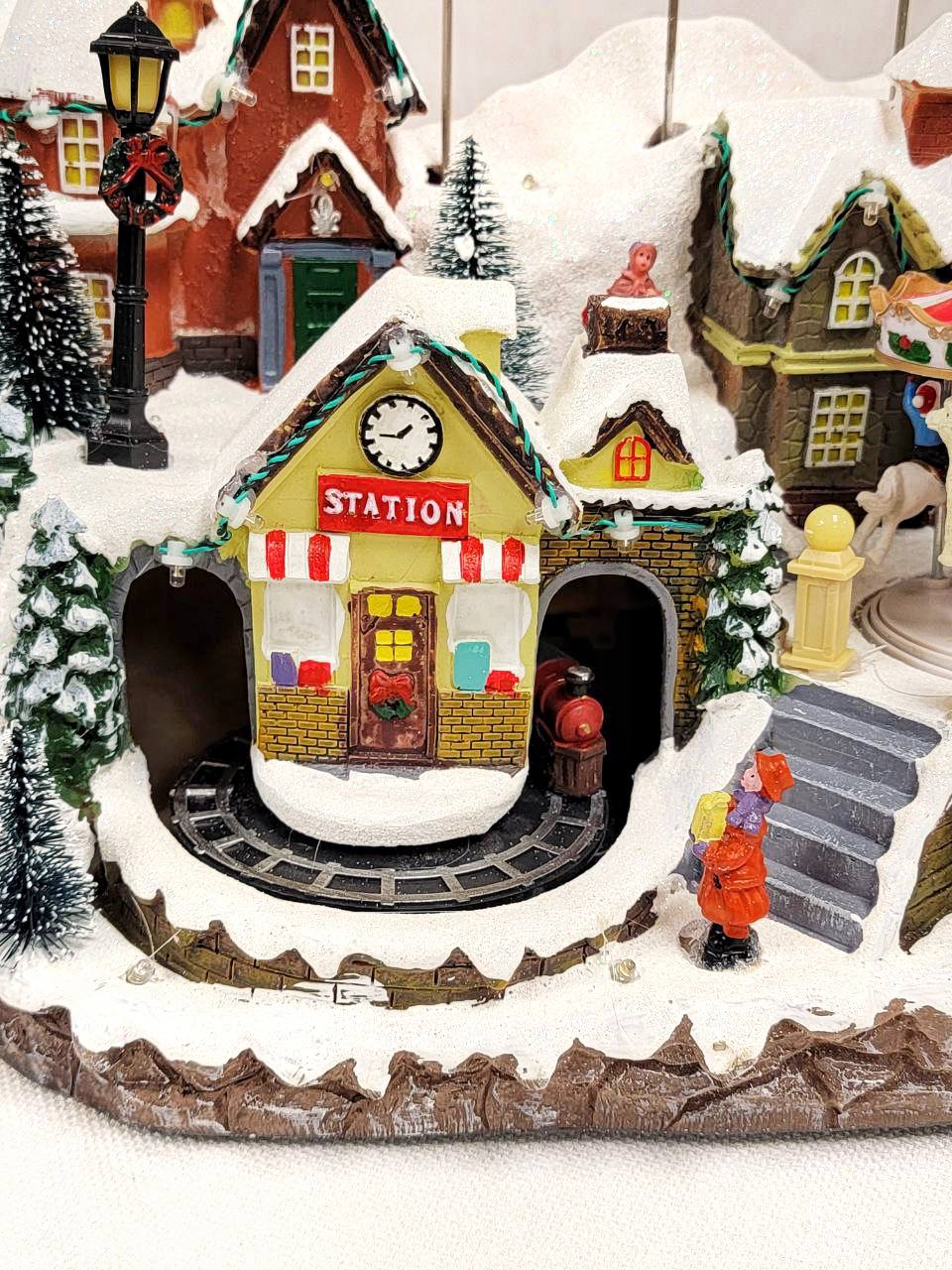 Snow-covered Village Christmas Decoration. Christmas Village F07M4-18-4