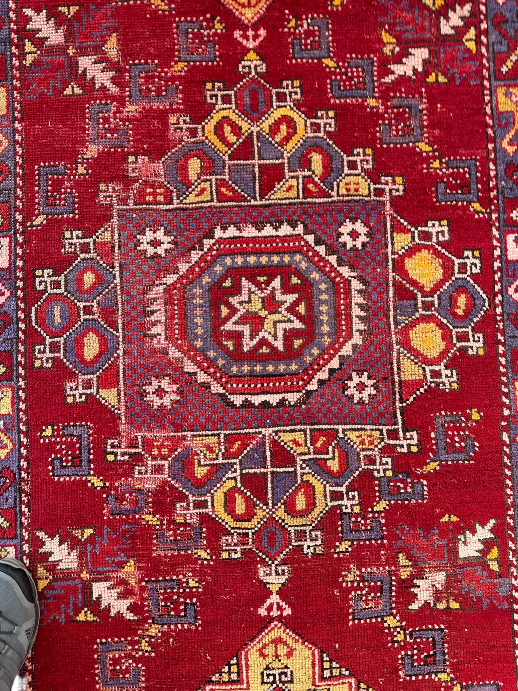 Dezgiri Anatolian Tribal Wool Rug – 5’x8’– Hand-Knotted Red Medallion Rug with Geometric Motifs