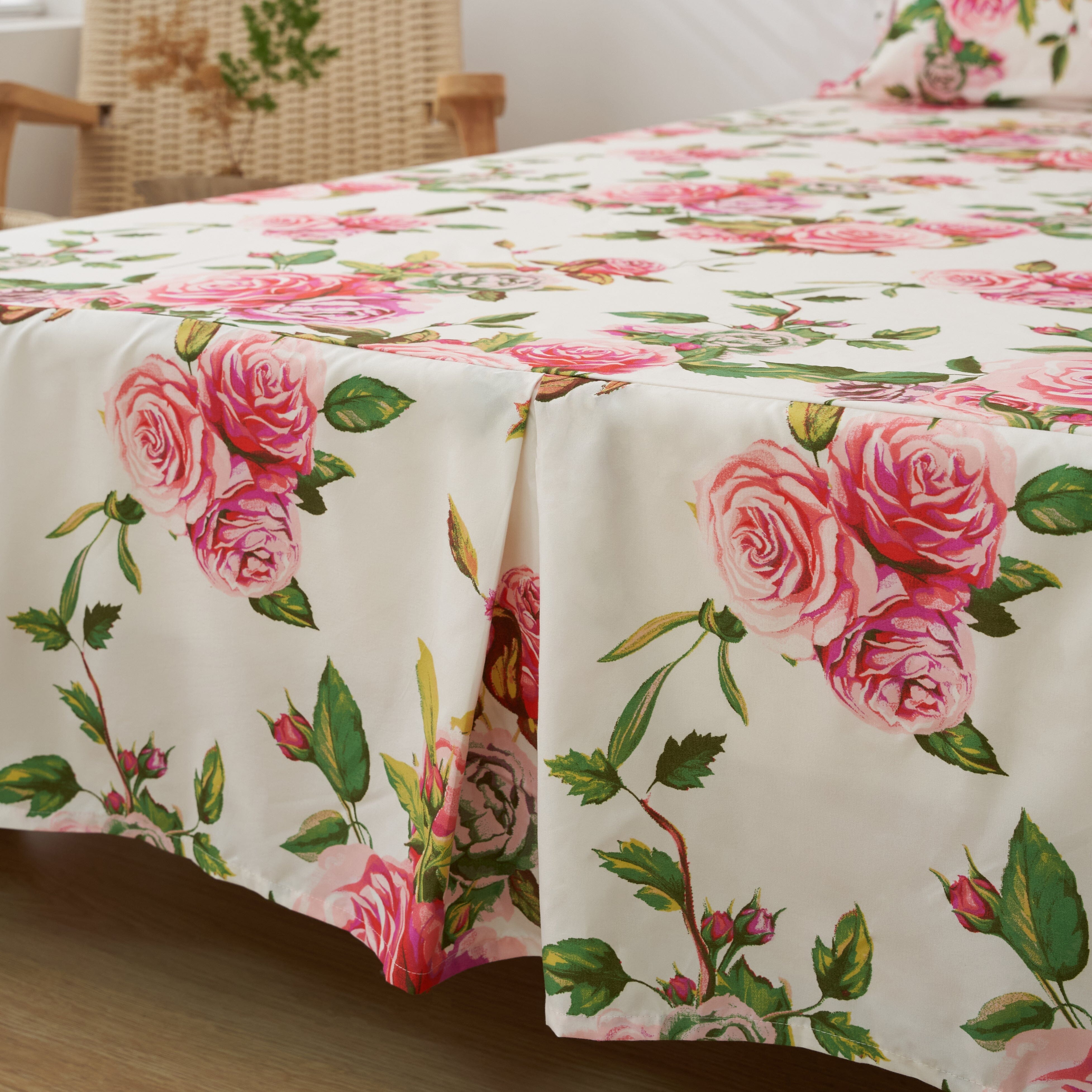 DaDa Bedding Romantic Roses Floral Bed Skirt - Matching Pink & White Ruffled Dust Ruffle for Quilted Coverlet Set - Lightweight & Breathable Polyester Bedskirt