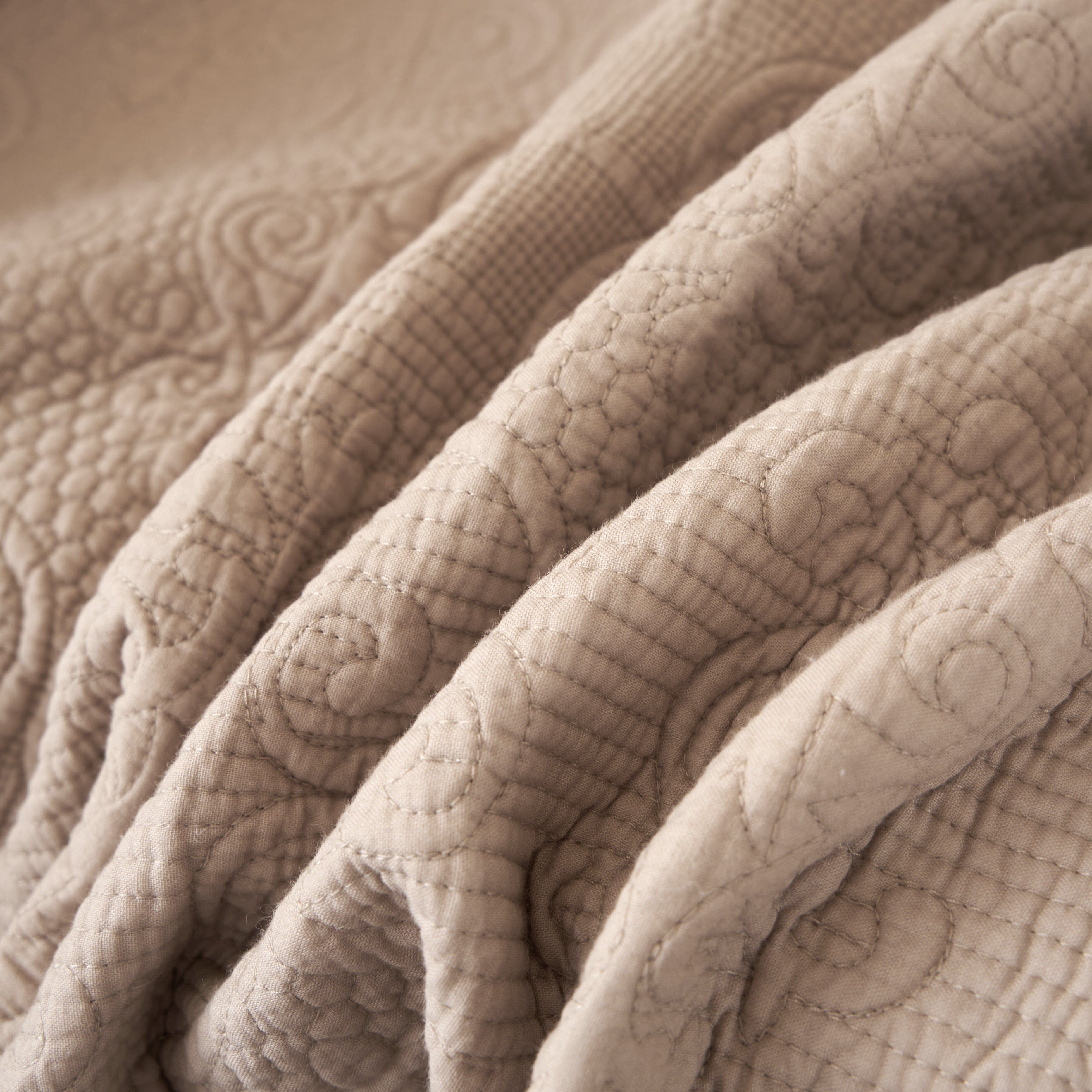 DaDa Bedding Elegant Fringed Cotton Quilted Throw Blanket - Luxurious Solid Soft Paisley Pattern, Cozy Lightweight Lap Throw, Perfect for Couch or Bed, Neutral Sandy Taupe Tan Beige, 50x60 Inches