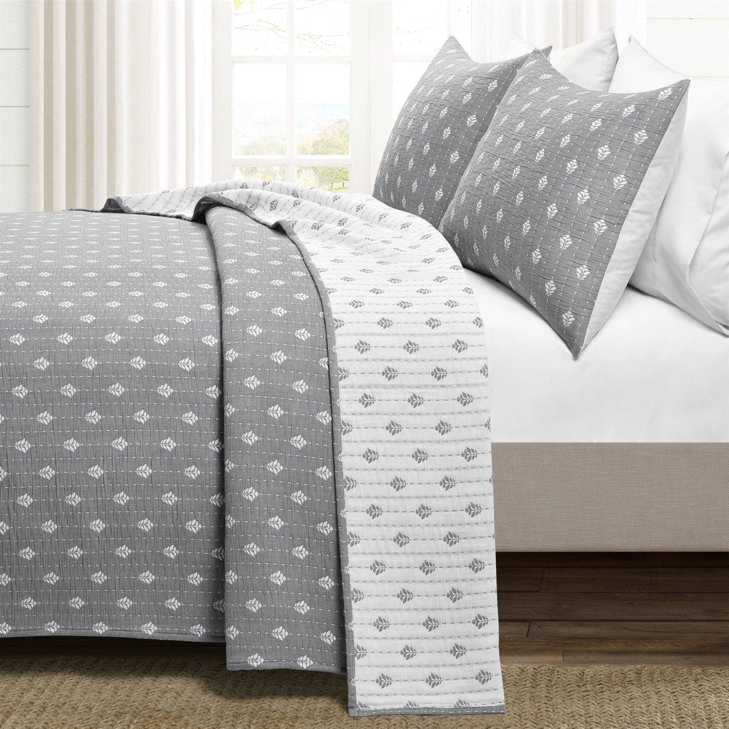 Full/Queen Size 3-Piece Reversible Cotton Yarn Woven Quilt Set in Grey and White-1