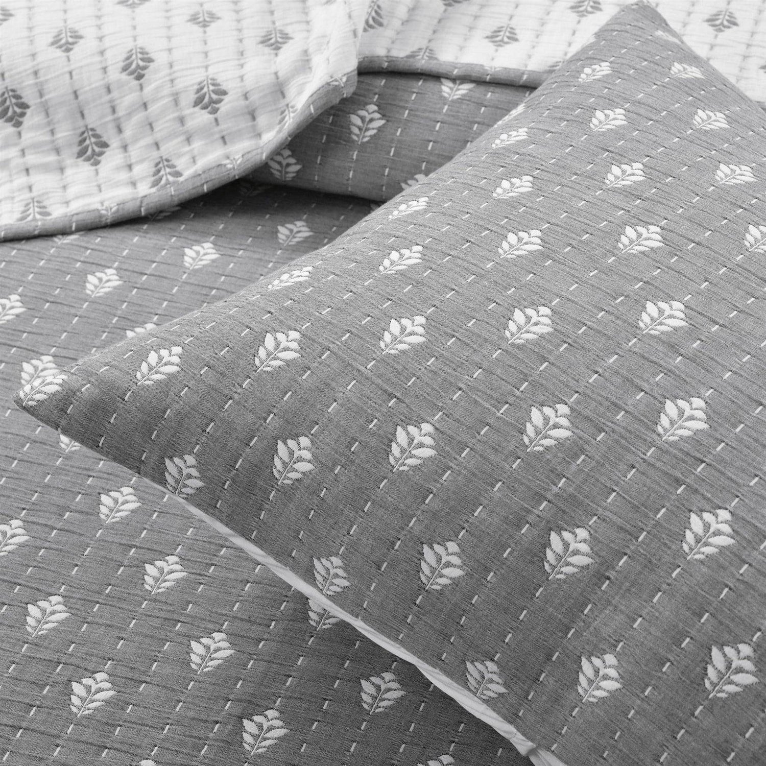 Full/Queen Size 3-Piece Reversible Cotton Yarn Woven Quilt Set in Grey and White-2