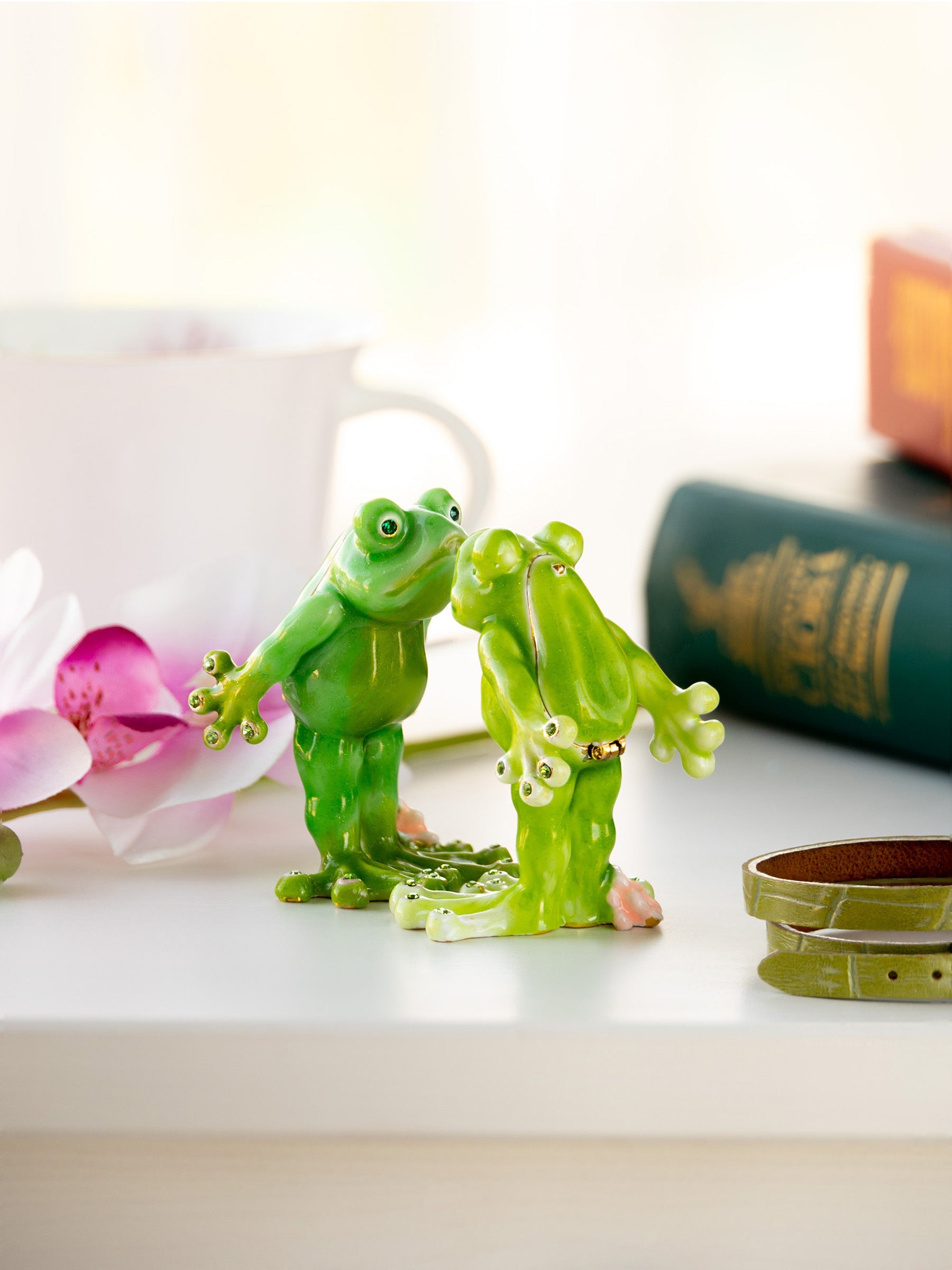 Kissing Frogs trinket box-1