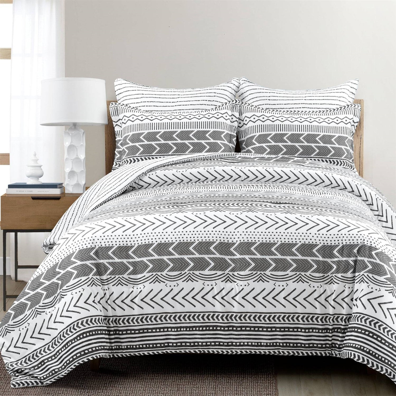 Full/Queen Scandinavian Chevron 5 Piece Black White Lightweight Comforter Set-0