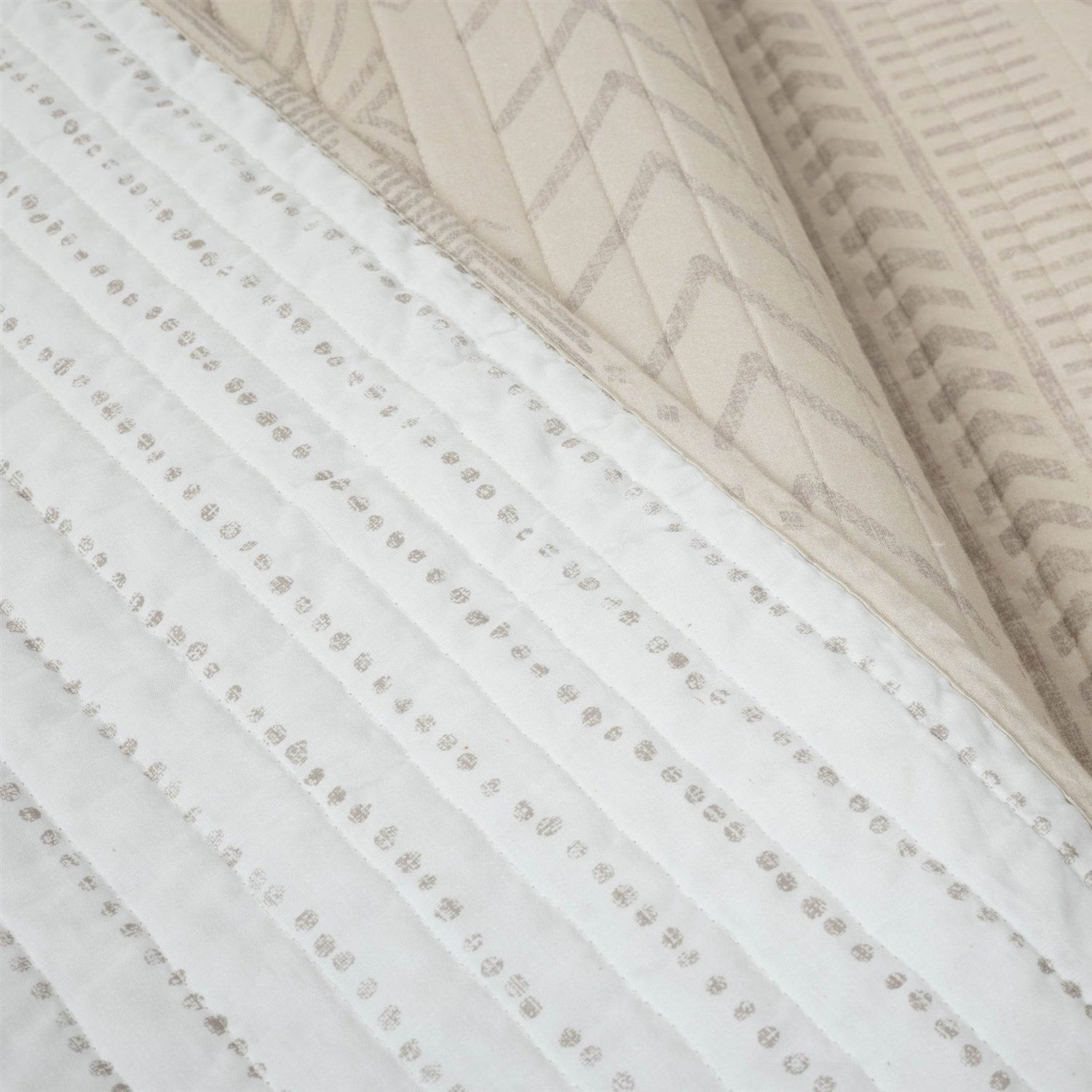 Full/Queen Scandinavian Chevron Beige Tan Reversible Cotton Quilt Set-2