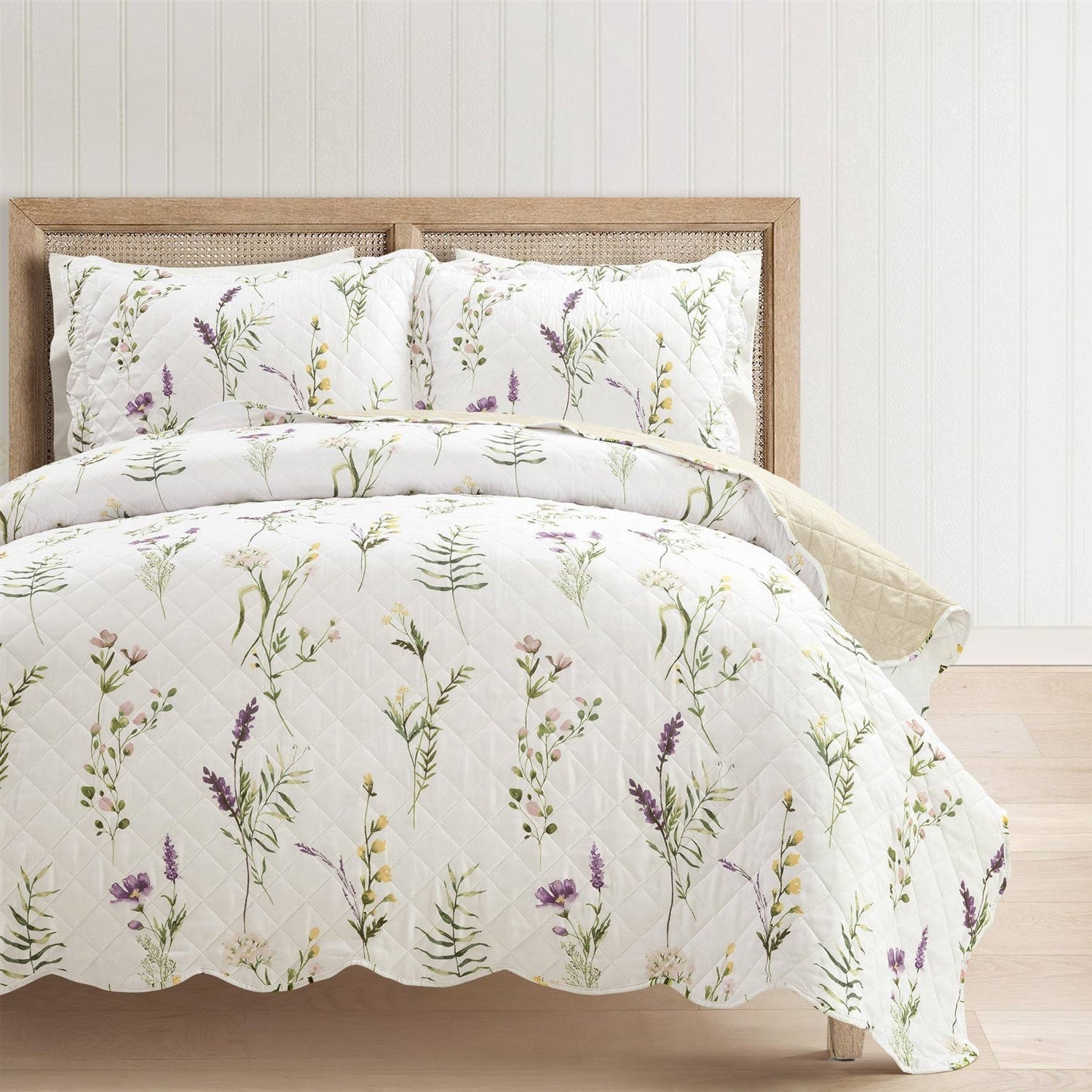 Full/Queen Scallop Edge Floral Lightweight 3 Piece Quilt Set-0