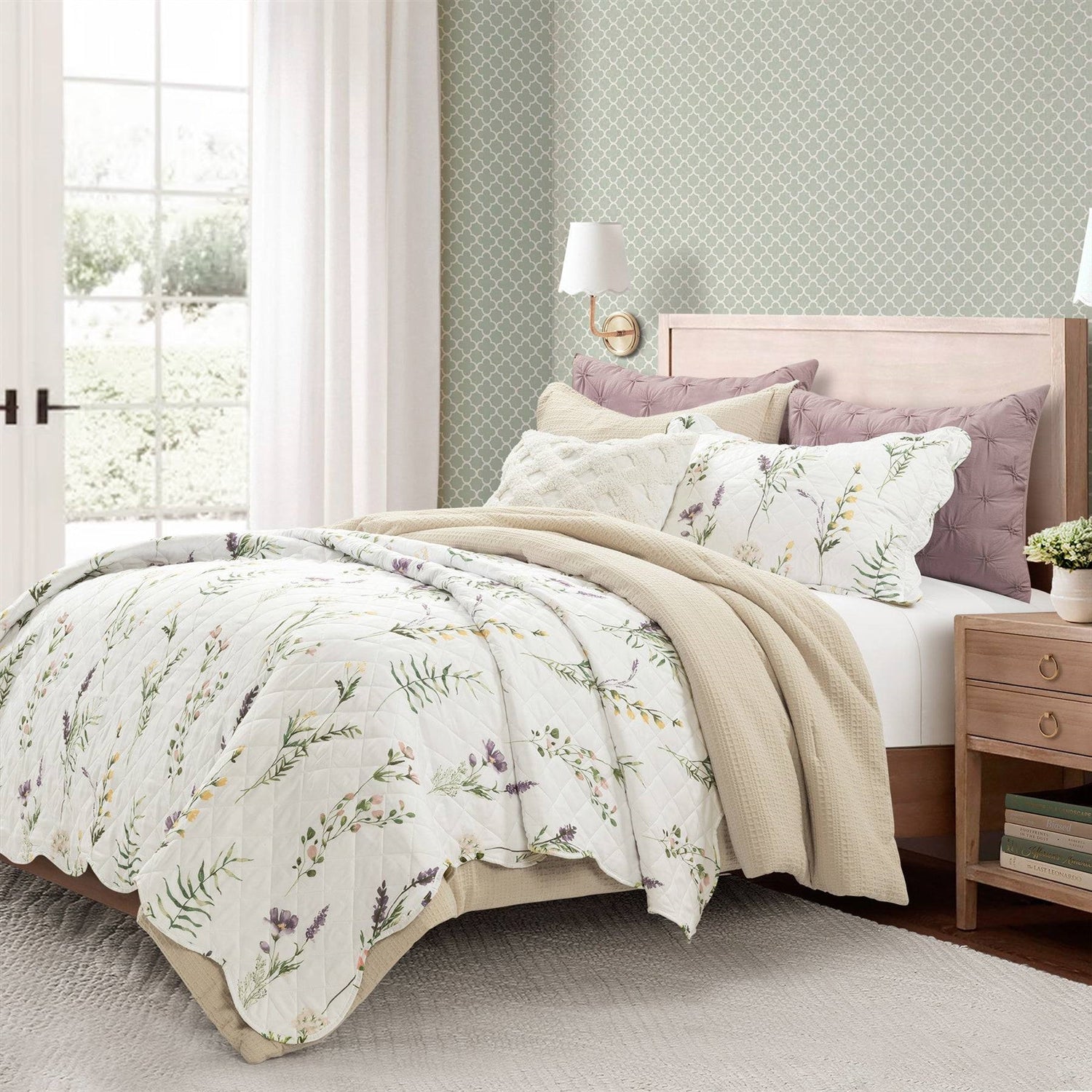 Full/Queen Scallop Edge Floral Lightweight 3 Piece Quilt Set-1