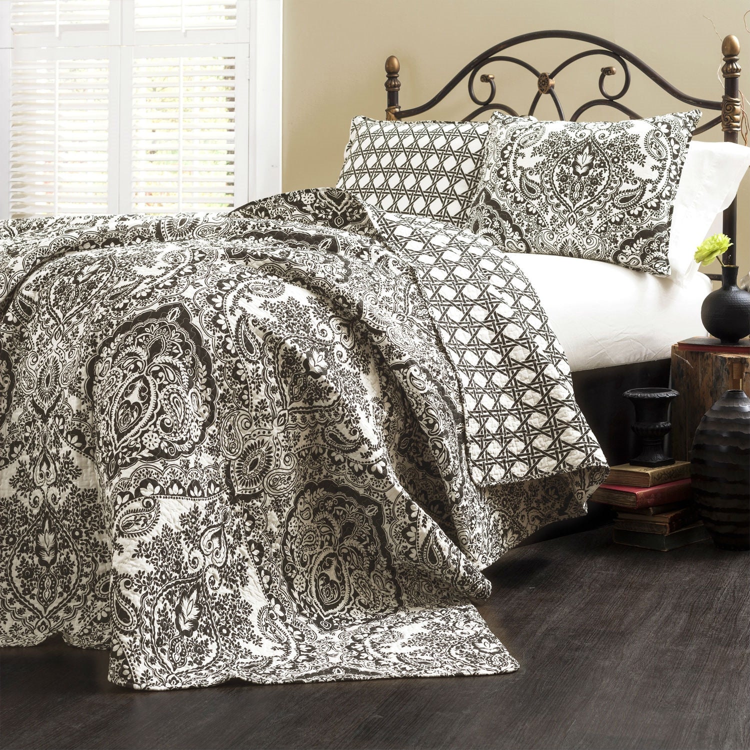 King size 3-Piece Cotton Quilt Set in Black White Paisley Damask-0