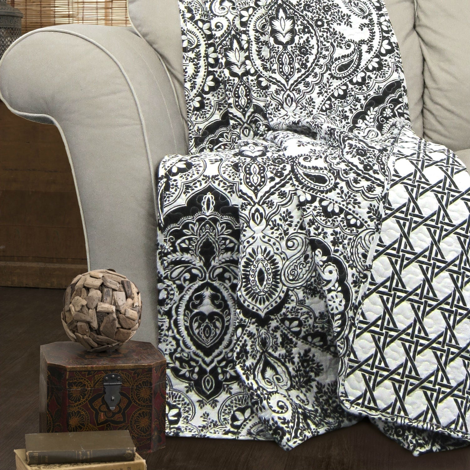 King size 3-Piece Cotton Quilt Set in Black White Paisley Damask-1