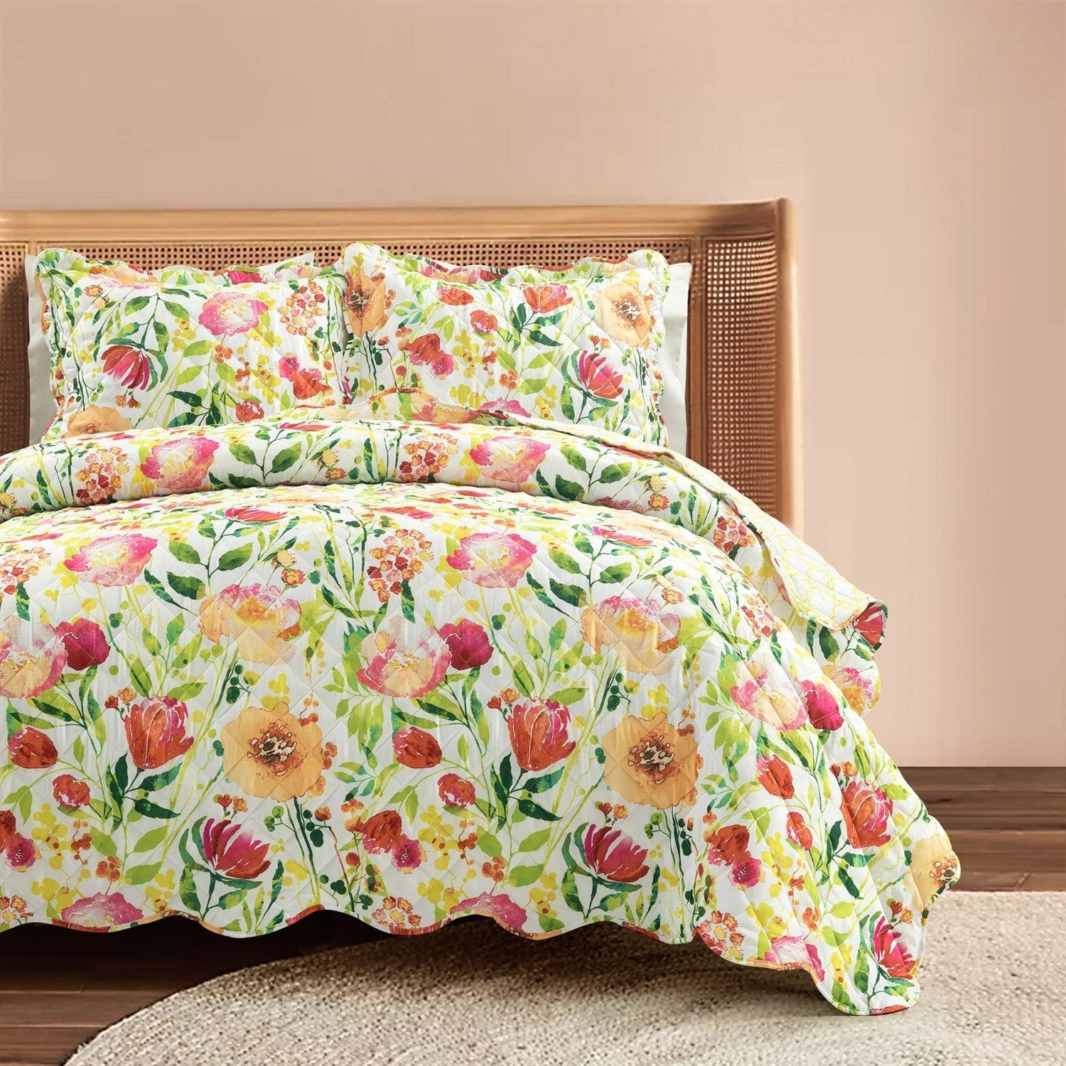 King/Cal King Lightweight Polyester Scalloped Edges Floral Quilt Set-0