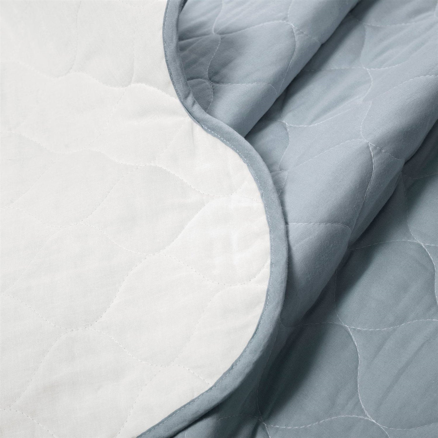 King/Cal King White Blue Scalloped Edge Reversible Thin Light Quilt Set-3